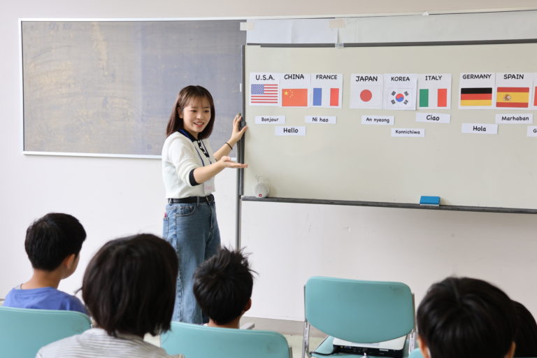 授業紹介】児童英語教育の学生たちが地域で実践「敬和キッズ・カレッジ