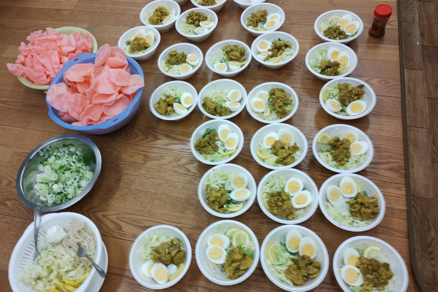 インドネシア料理の「ソトアヤム」、スパイスを使った鶏肉のスープです