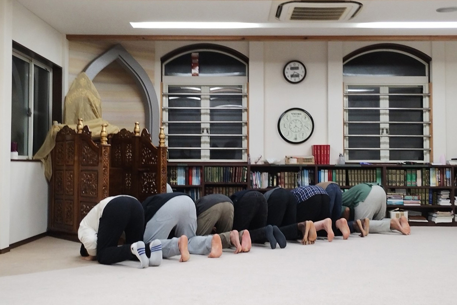 聖地メッカの方角を向いて行われるイスラム教の礼拝