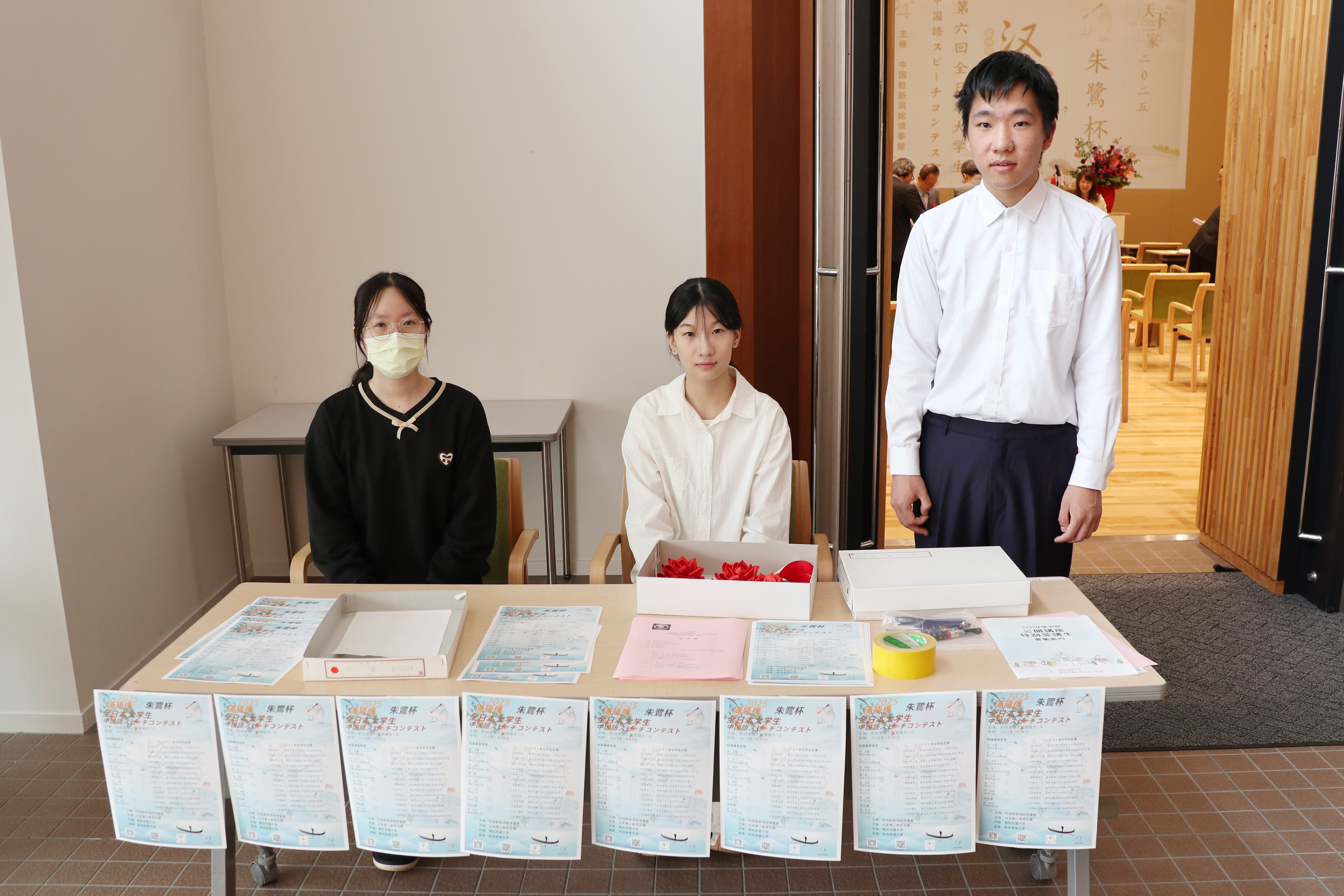 コンテストの運営をサポートしてくれた敬和学園大学の留学生たち