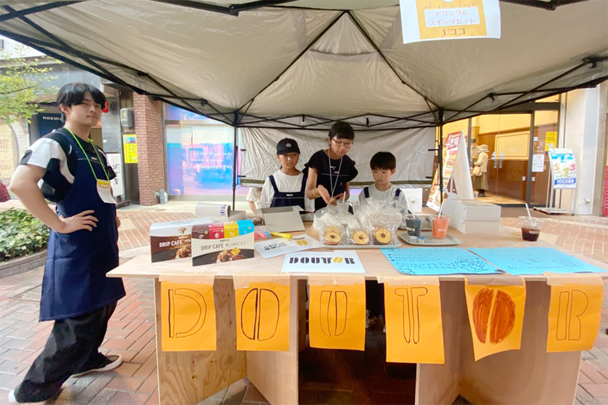 コーヒーショップ、子どもたち手作りの看板！