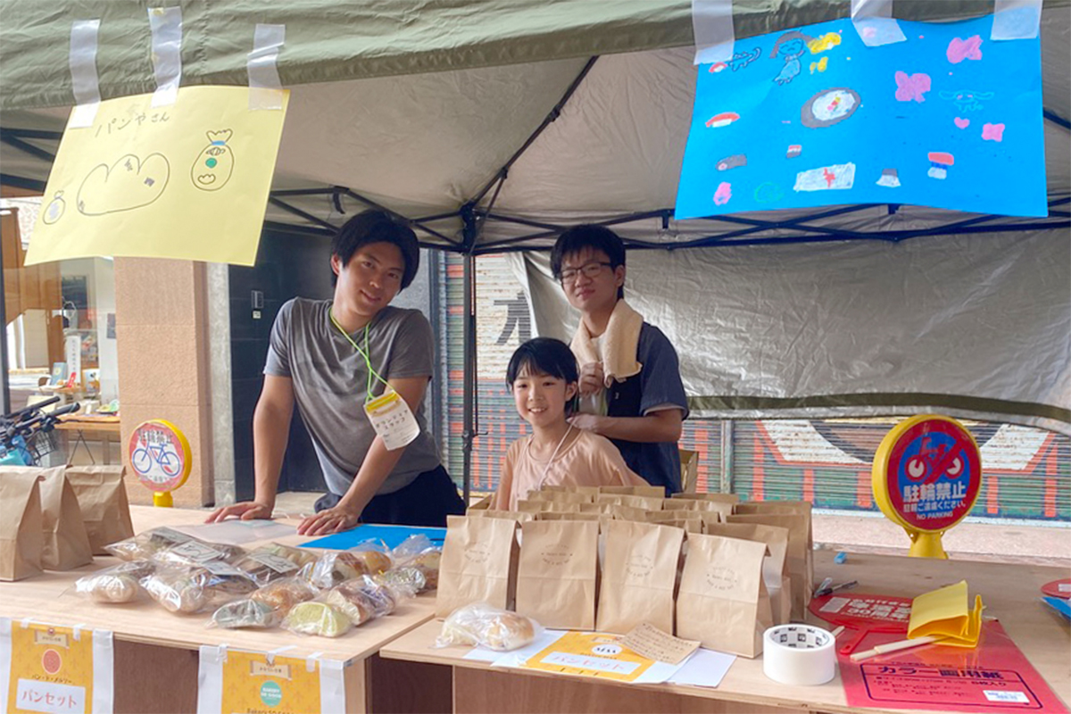 パン屋さん、こちらの看板も目を引きます。