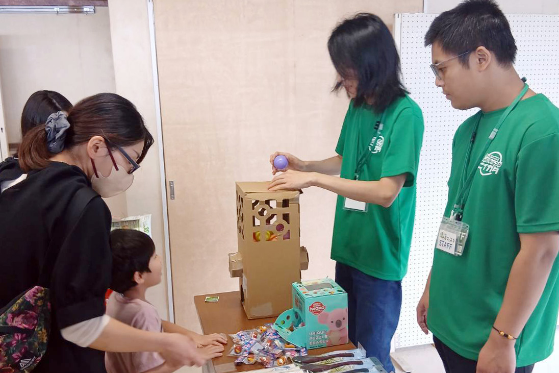 子供たちにクイズを使って環境問題を考えてもらいました