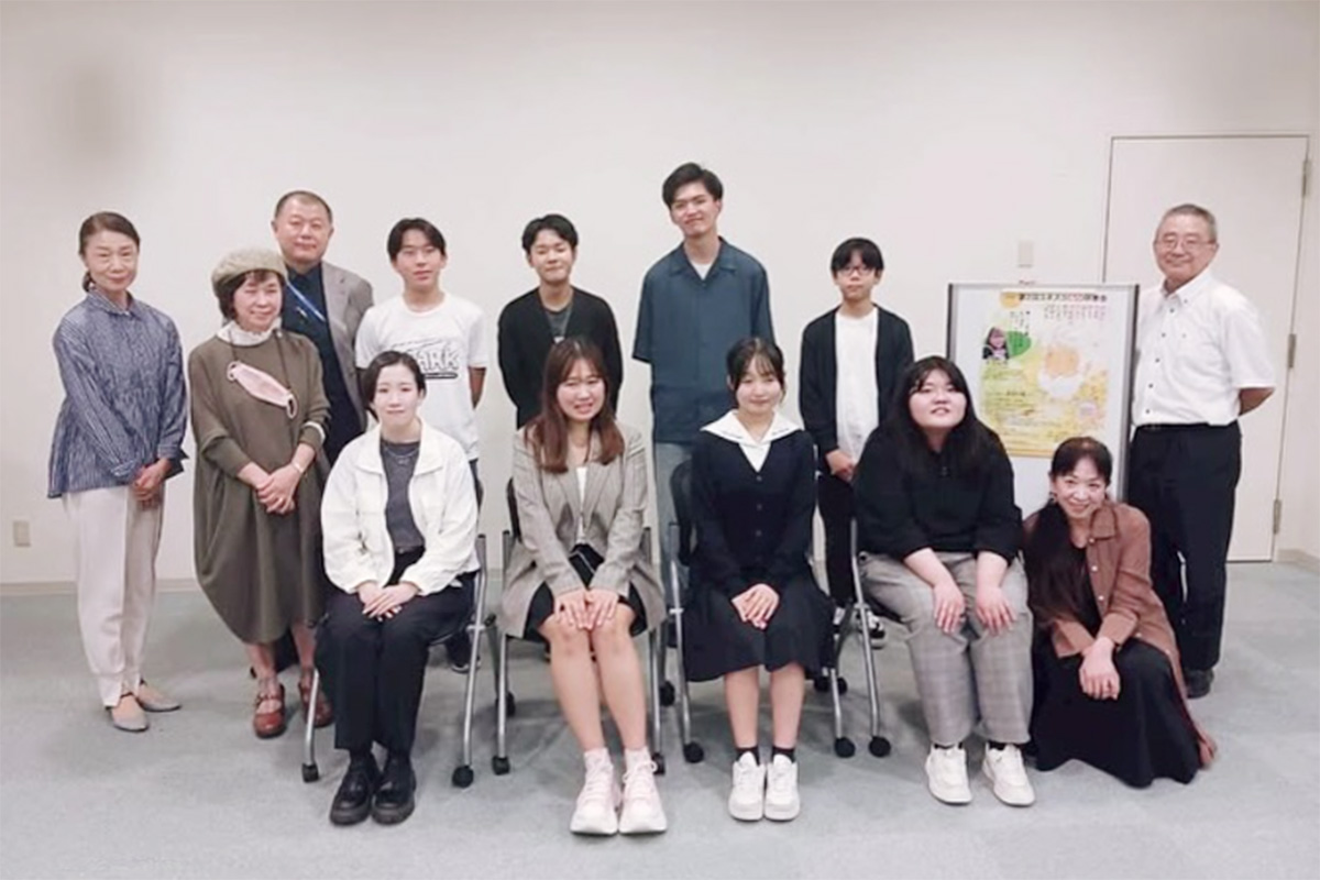 ゲスト講師の有賀心咲さんとプレゼンター、関係者の皆さま（前列左が早川さん）