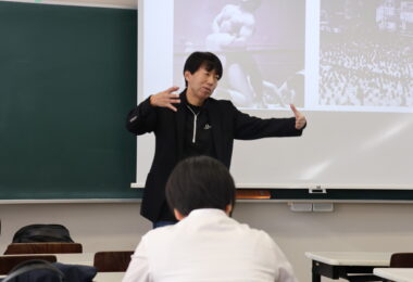【授業紹介】「スポーツとリベラルアーツ」でスポーツジャーナリスト岡田浩人さんからお話を伺いました