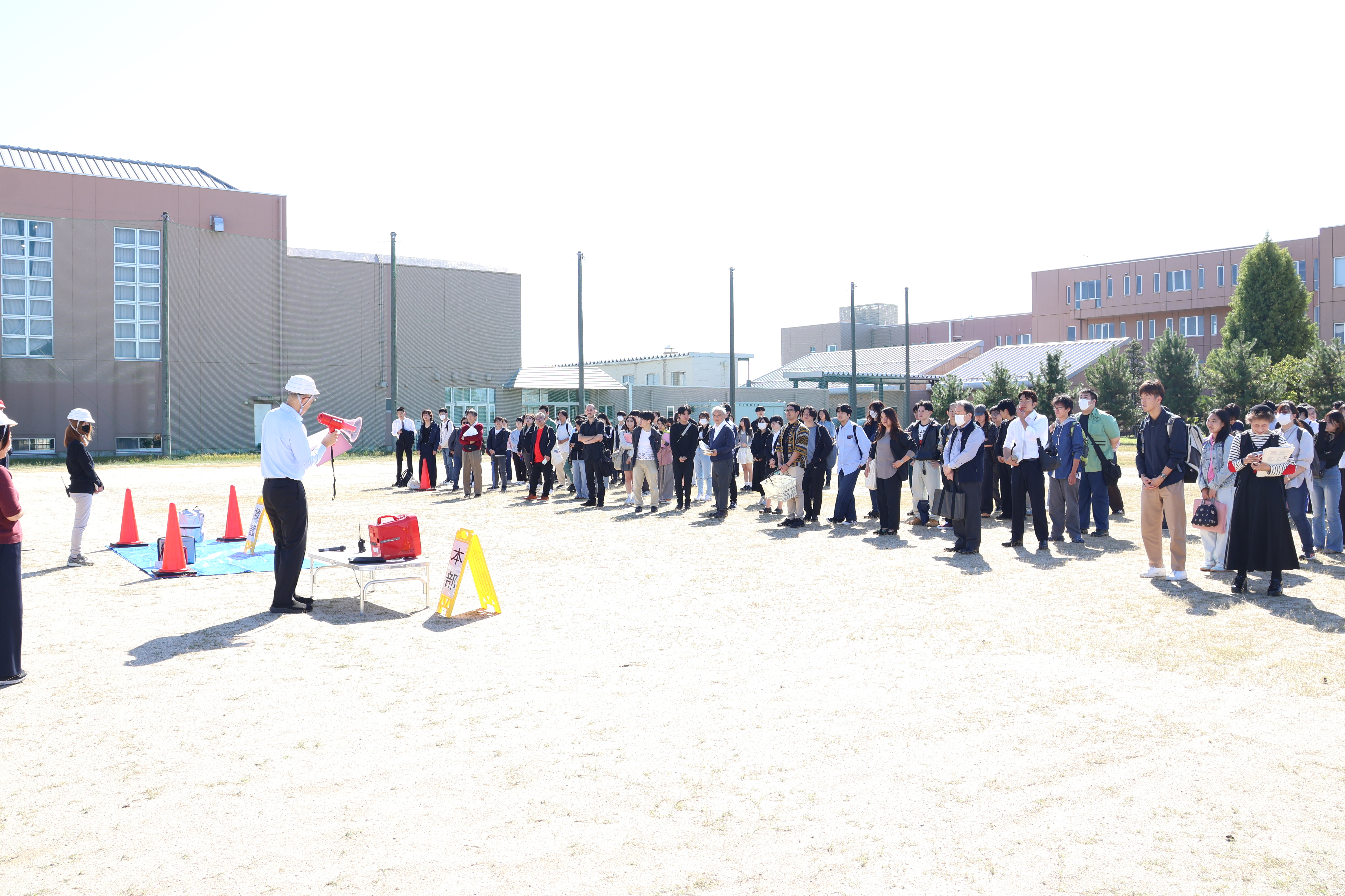 校舎内からグランドに避難した学生、教職員