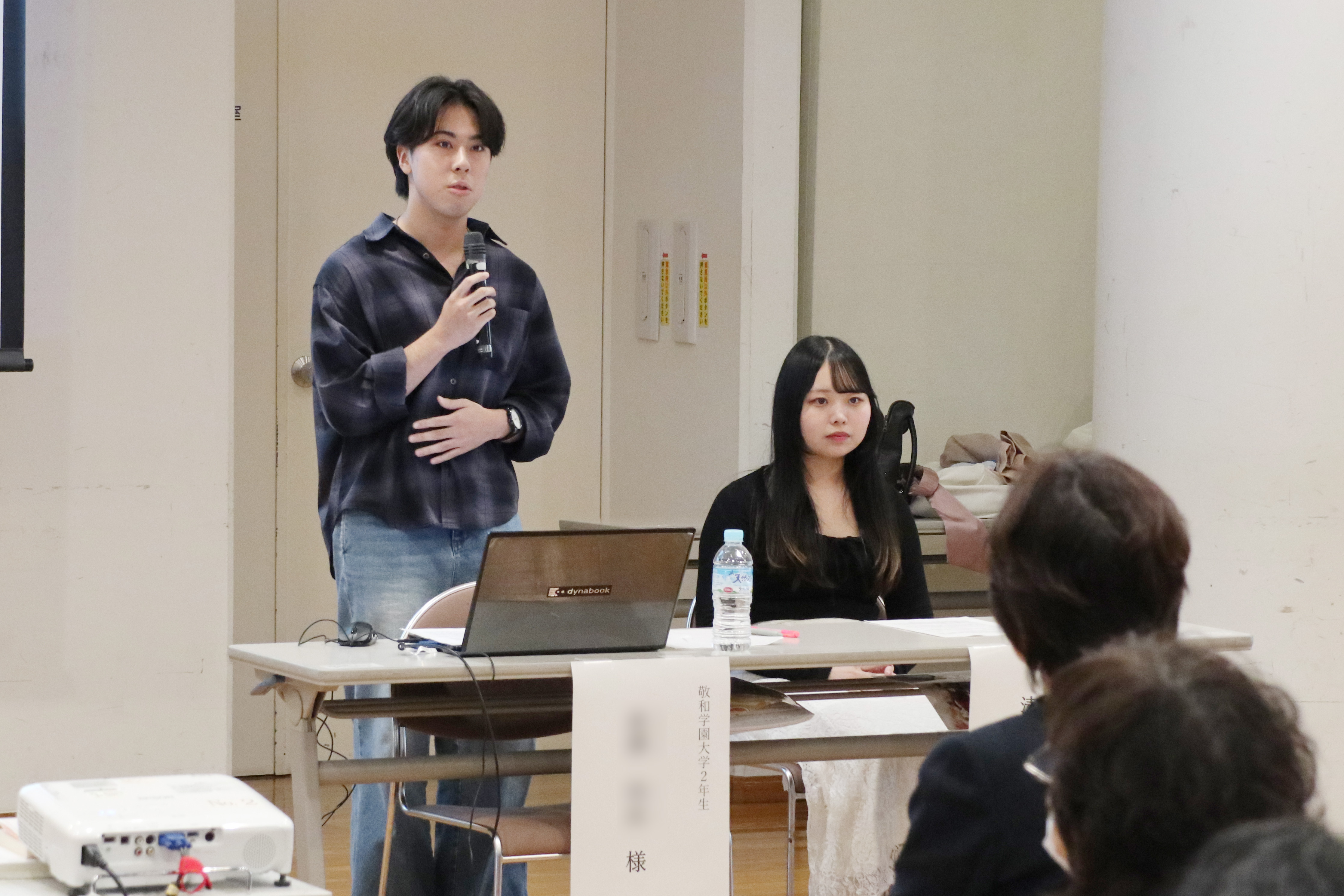 人口減少問題とジェンダー平等の関連について発表する赤澤さん