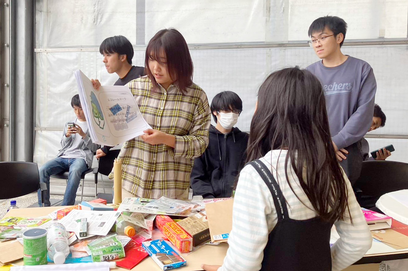 身近な商品についたエコマーク探しを通じて、その意義について説明しました