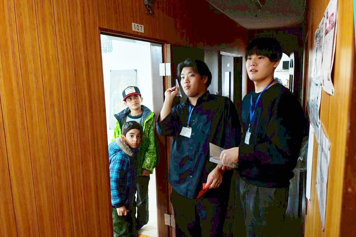 子どもたちと一緒に紙飛行機をつくって飛ばしました