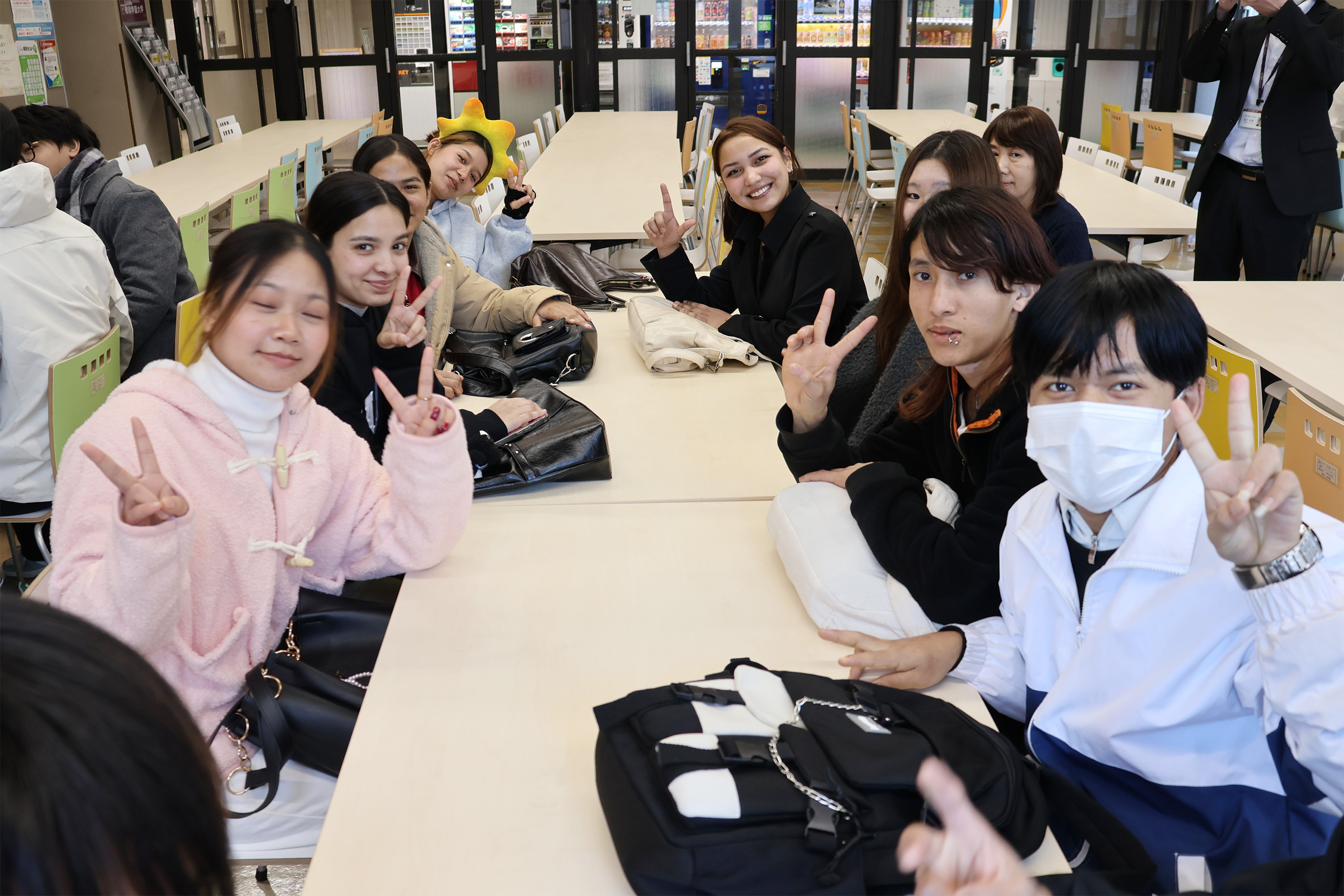 会場のアネックスに集まった学生たち