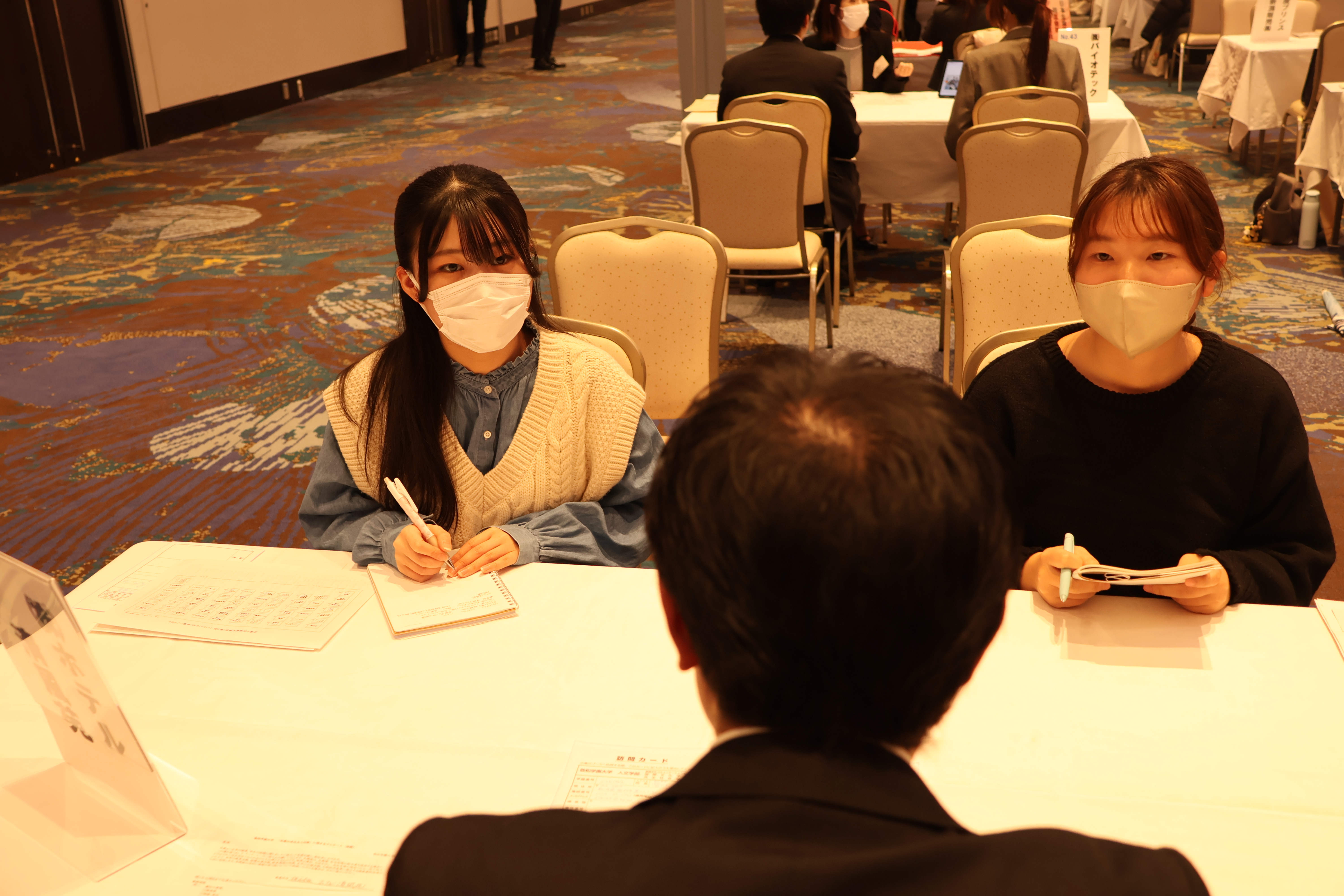 説明する方の目を見て、真剣にお話を聞きました