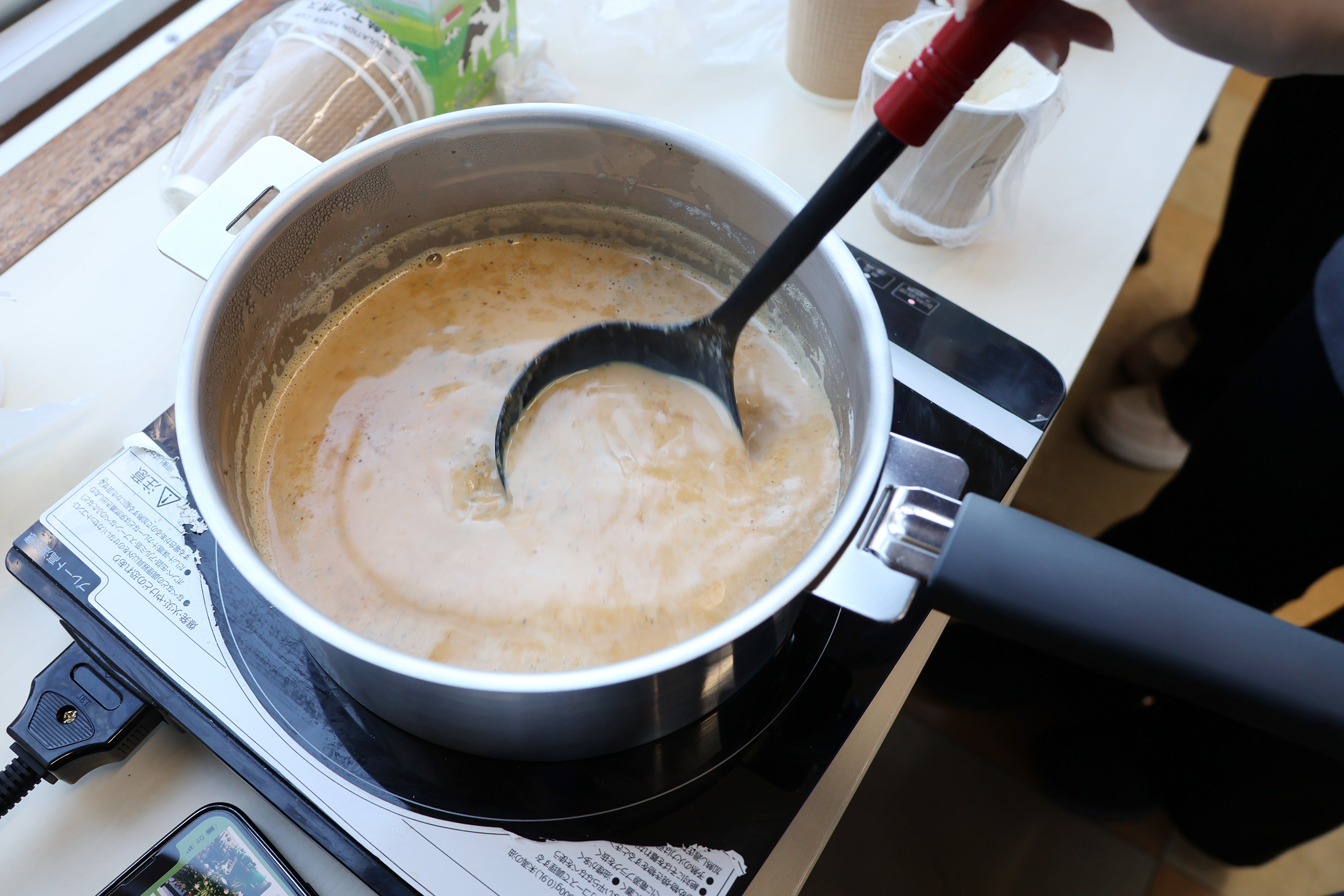 長坂ゼミの学生たちがミルクたっぷりのチャイをつくってくれました