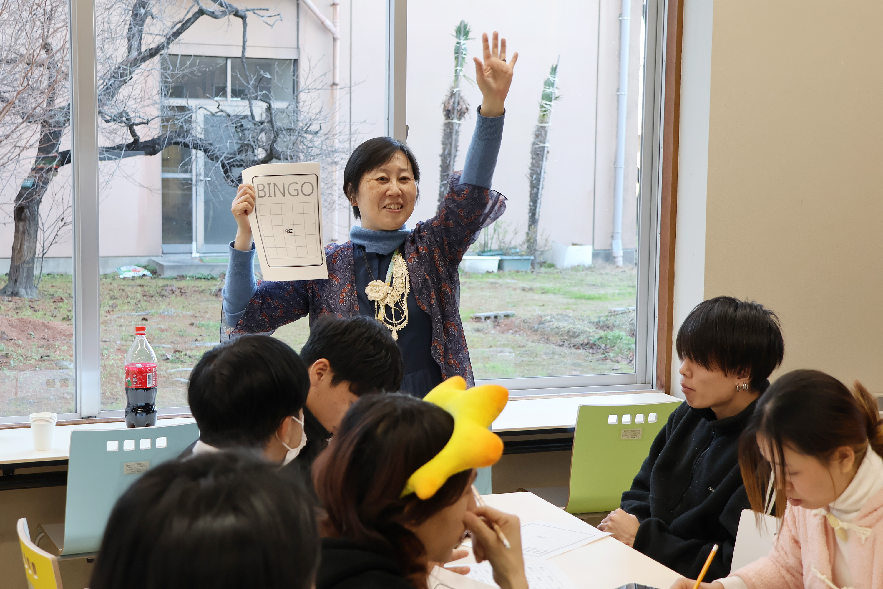 ビンゴ大会、はじめまーす（木林先生）