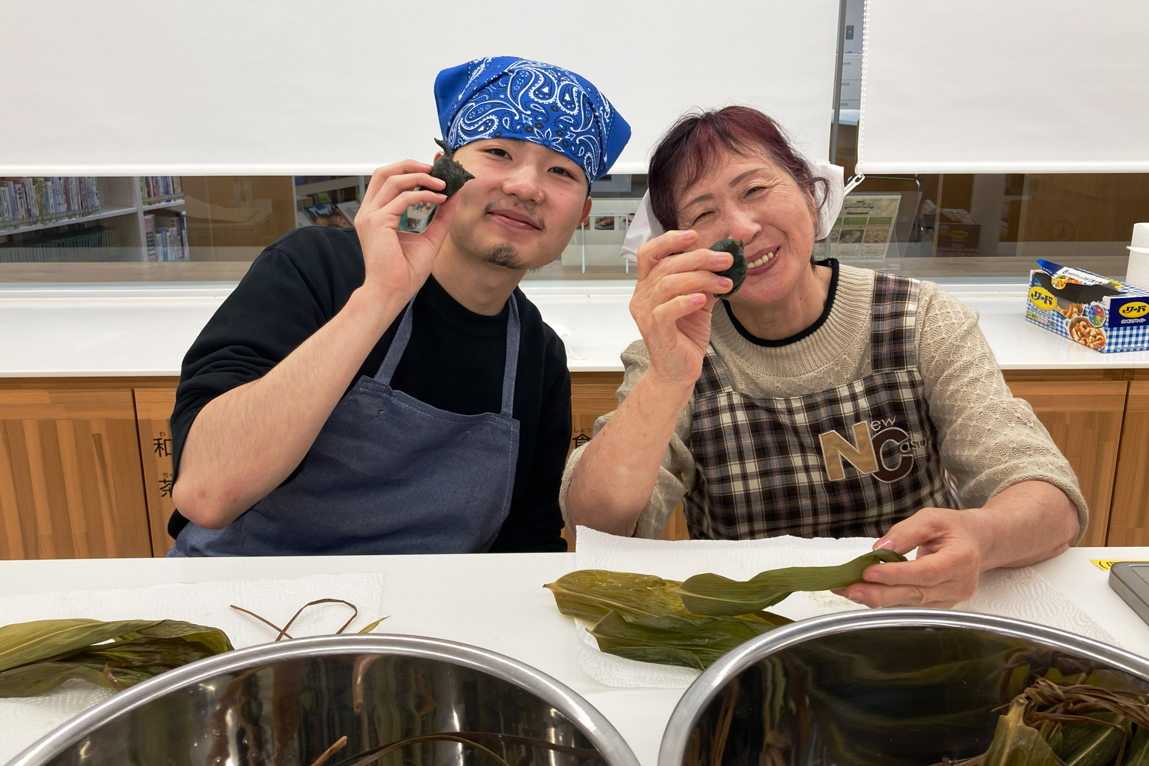 世代間交流で「笹だんご」作り