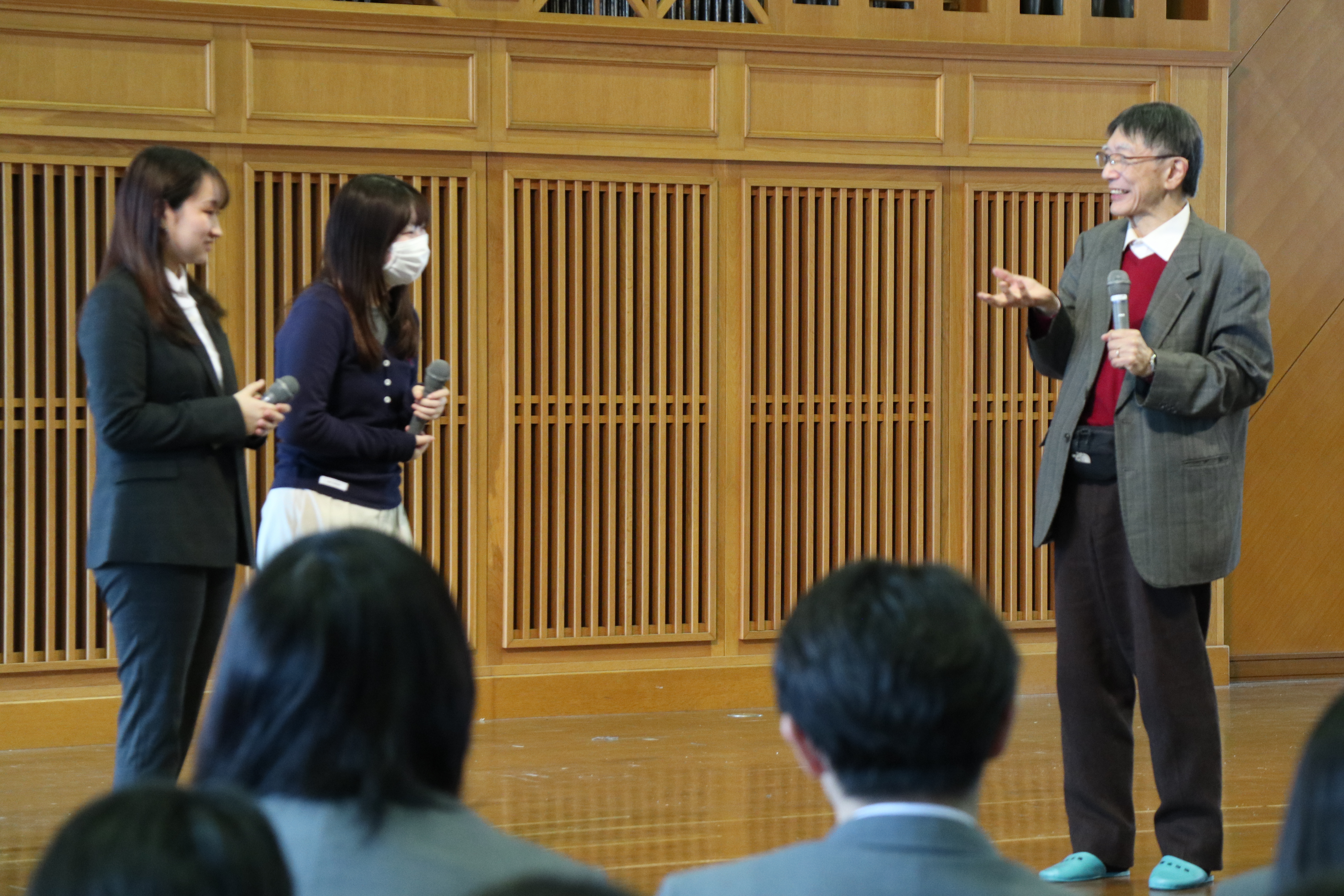 丸畠先生のアドリブの質問にもとっさに答えます!