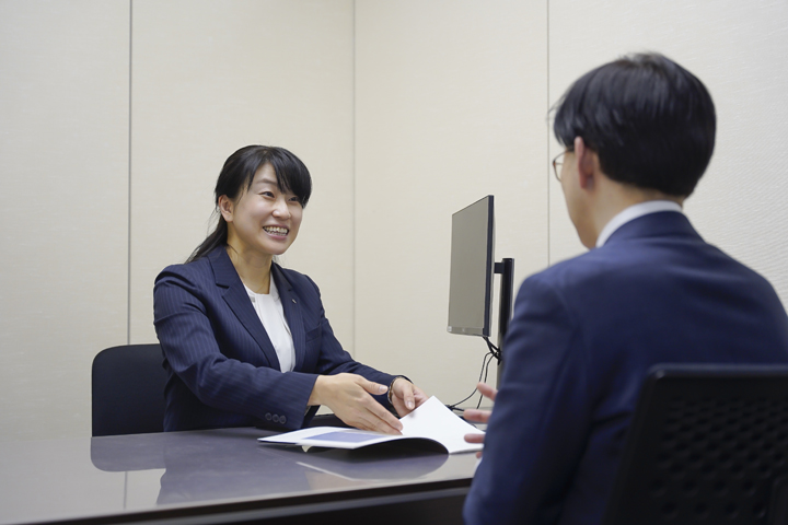 正解は一つじゃない。 留学で得た『多面的な視点』が、 お客さまの人生に寄り添う、私の武器になった。