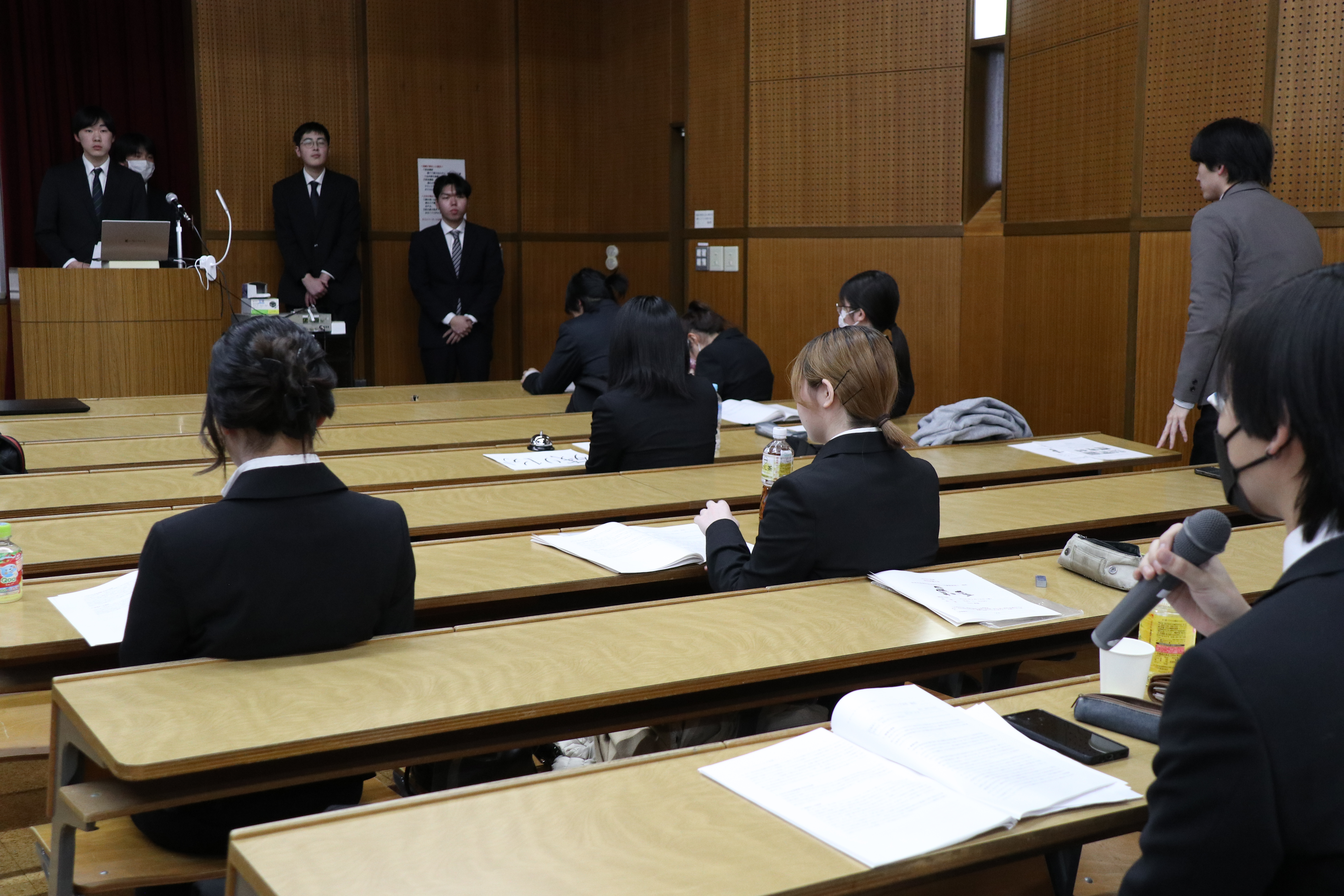 質疑応答に臨むまちづくり・地域経営分野の学生たち