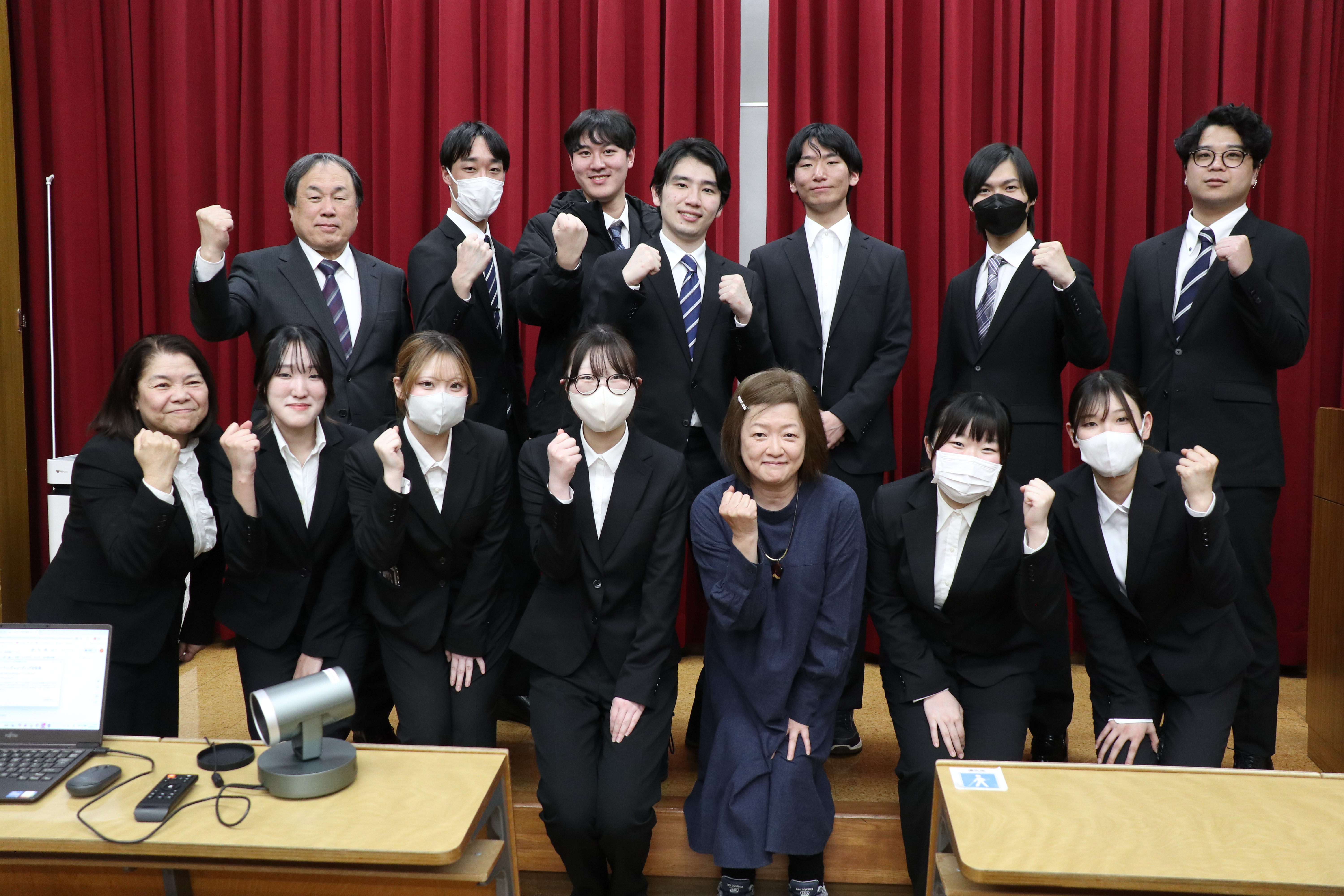 指導教員の池田先生、事前指導などでお世話になった山﨑ハコネ先生、田中先生と記念撮影