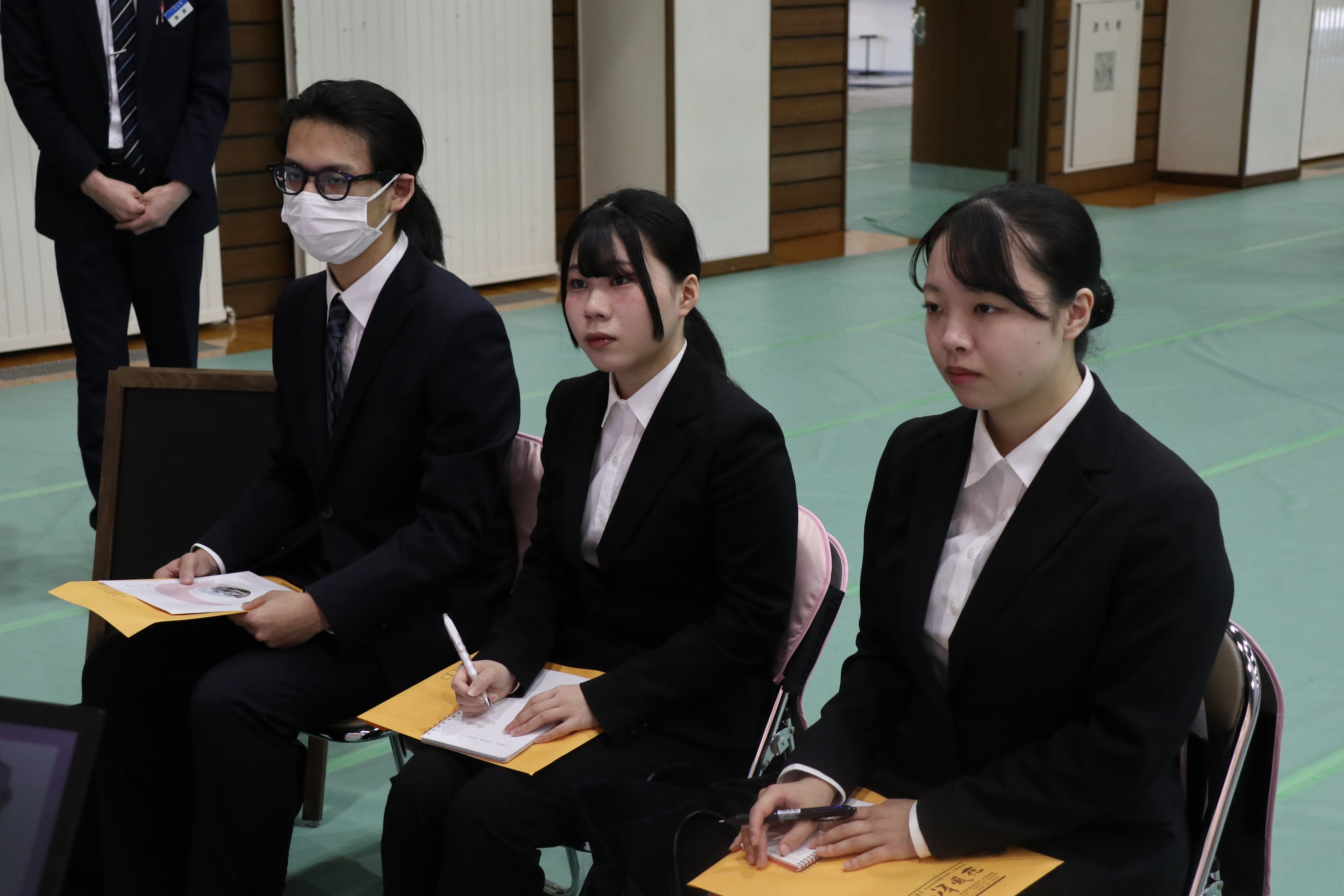 説明する方の目をしっかり見つめ、真剣に話を聞きました