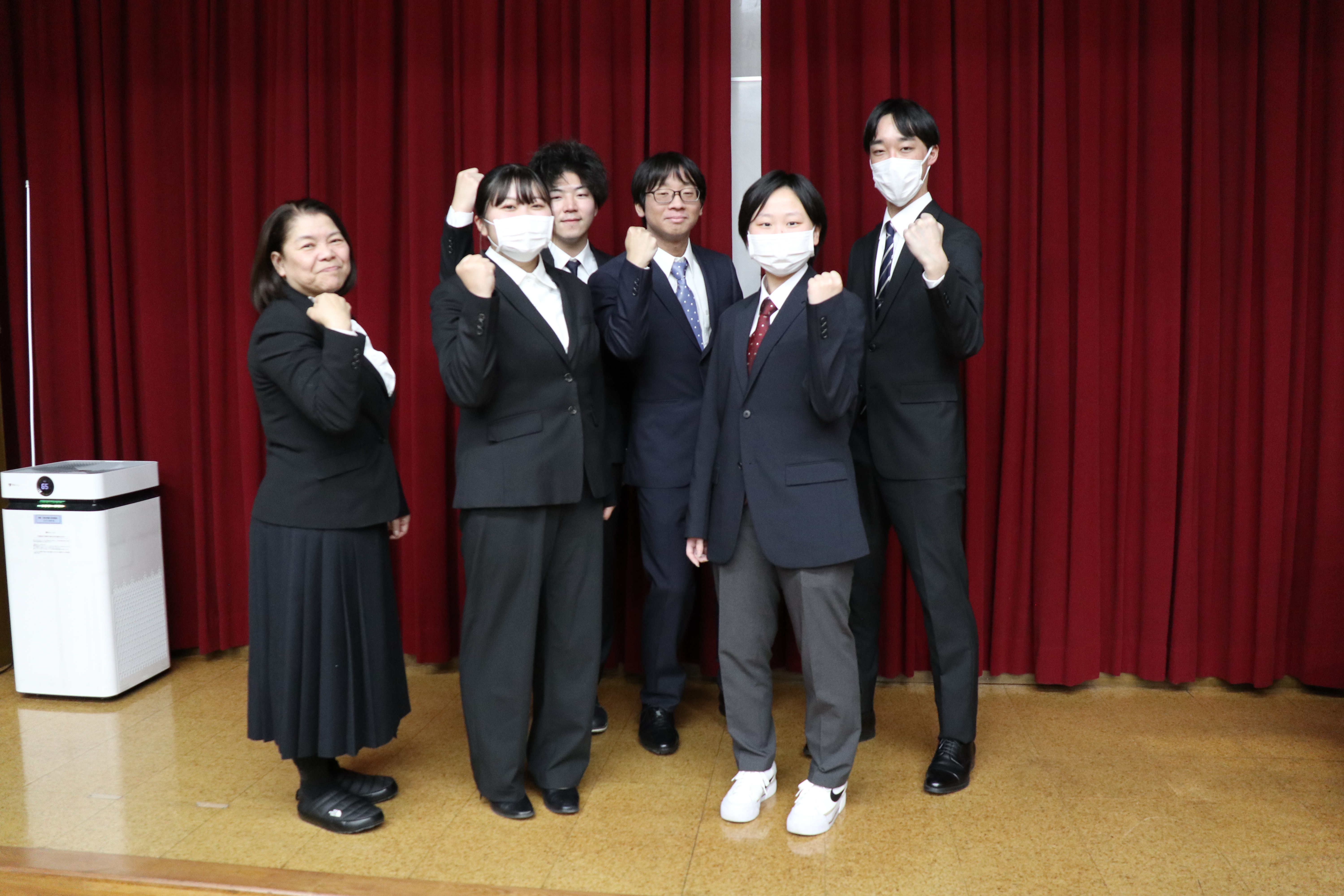 指導教員の山﨑ハコネ先生と記念撮影