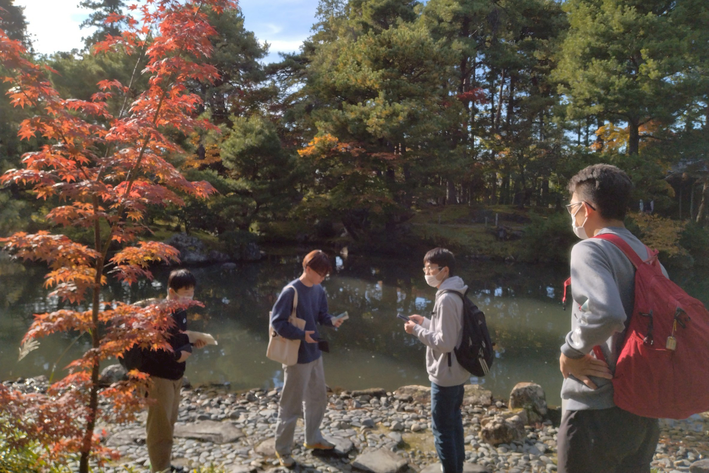 紅葉で色づく清水園を散策