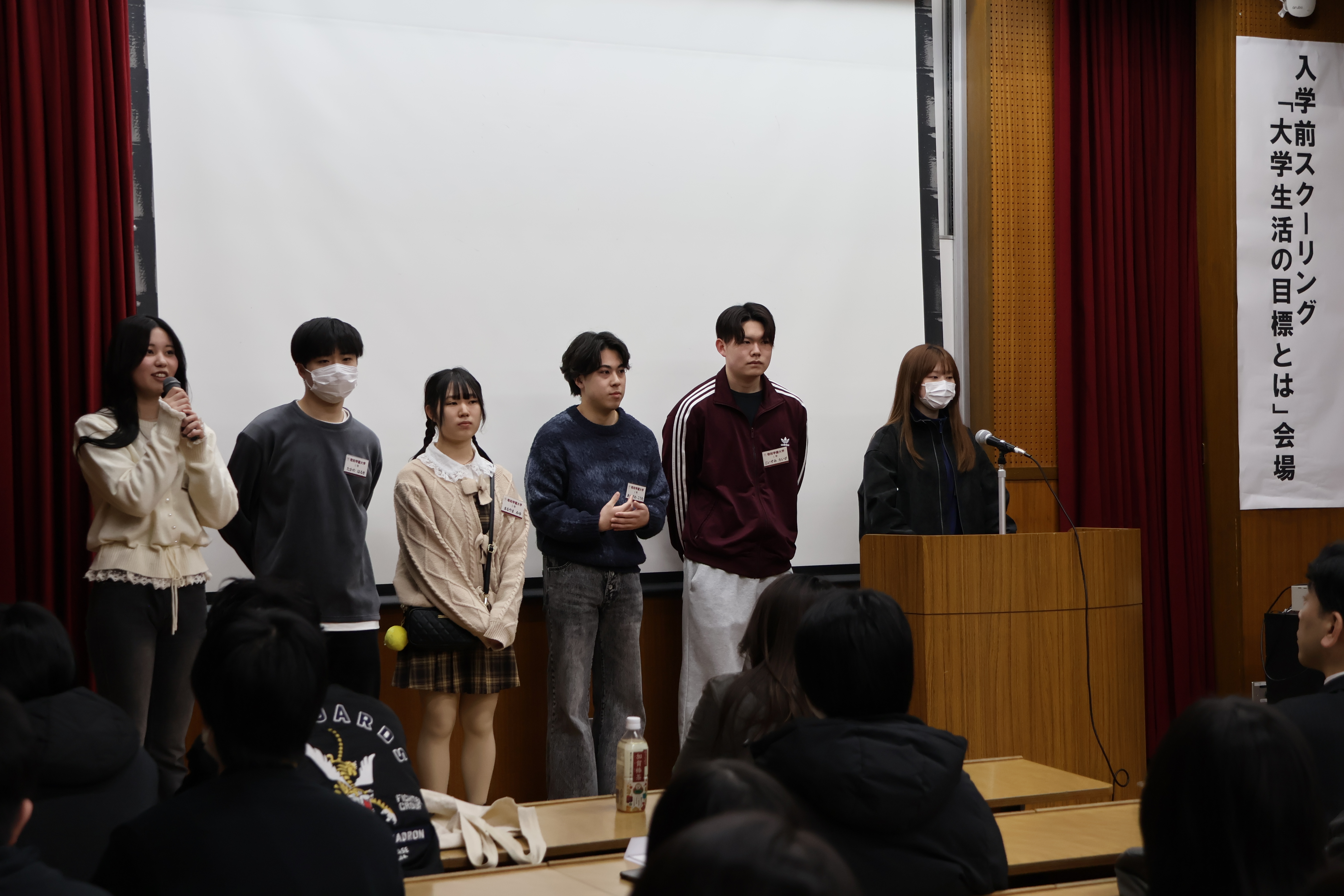 在学生スタッフからの明るいあいさつ