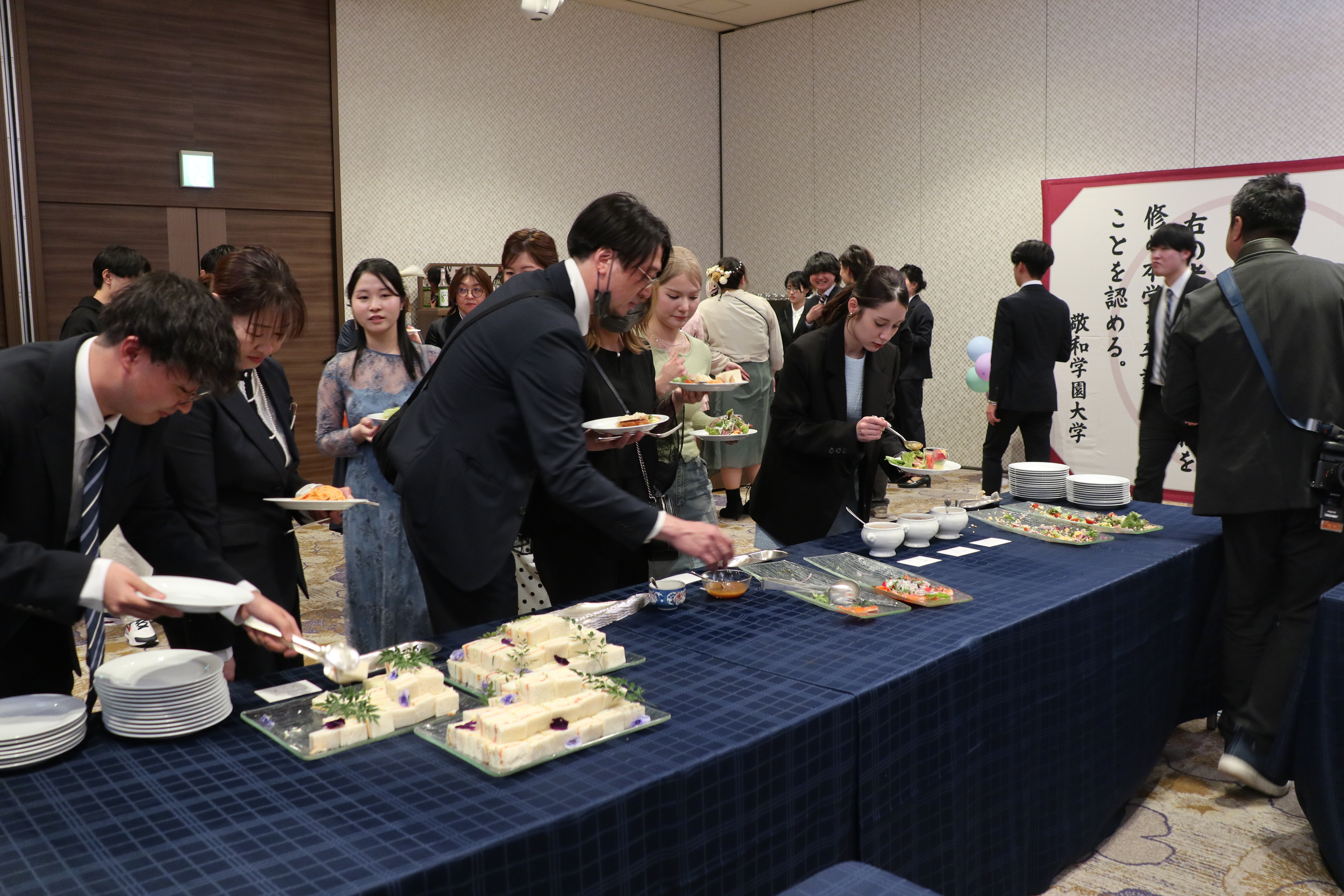 おいしい料理をいただきながら