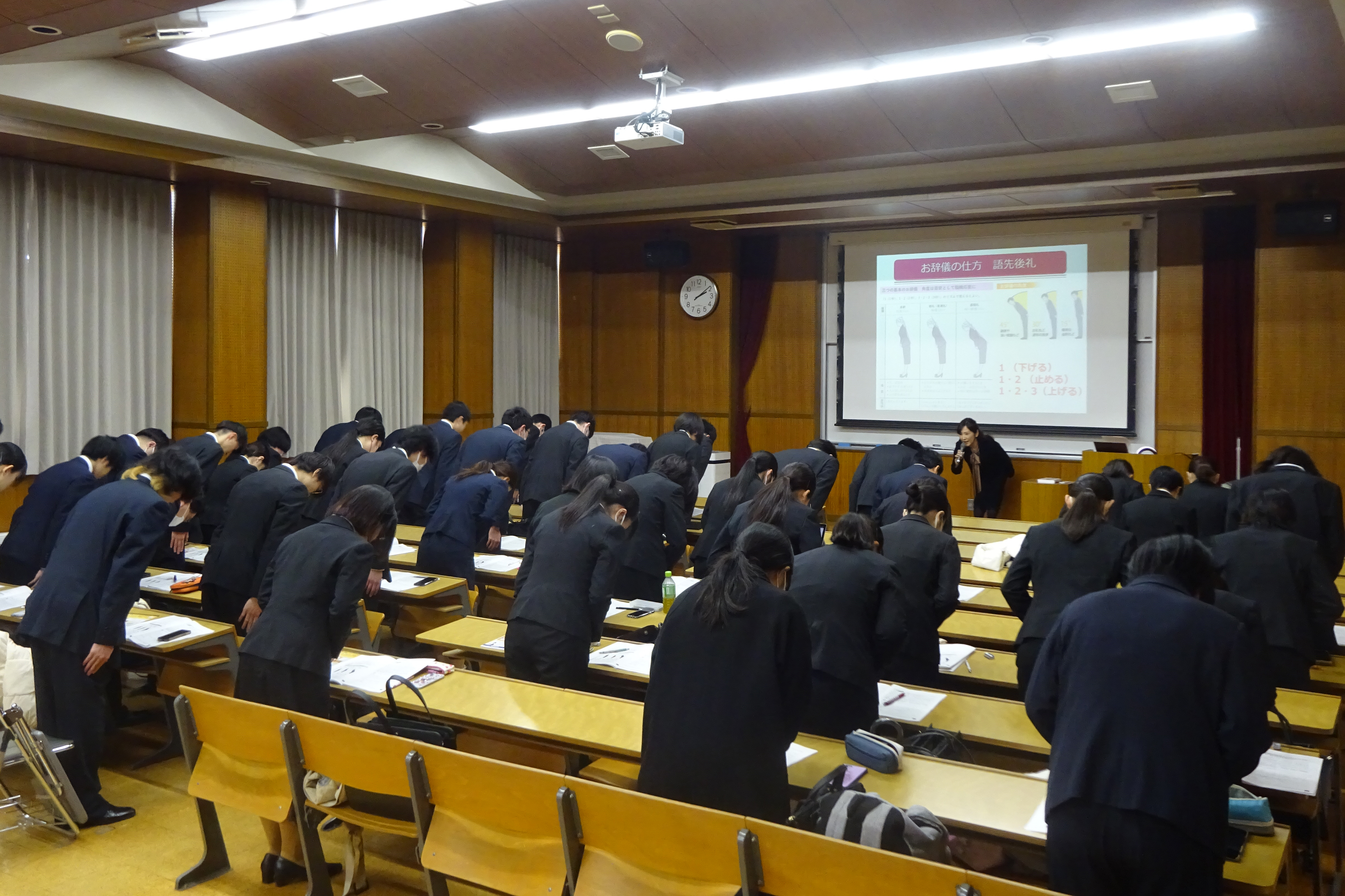 授業の最初と最後で必ずお辞儀をすることが特長