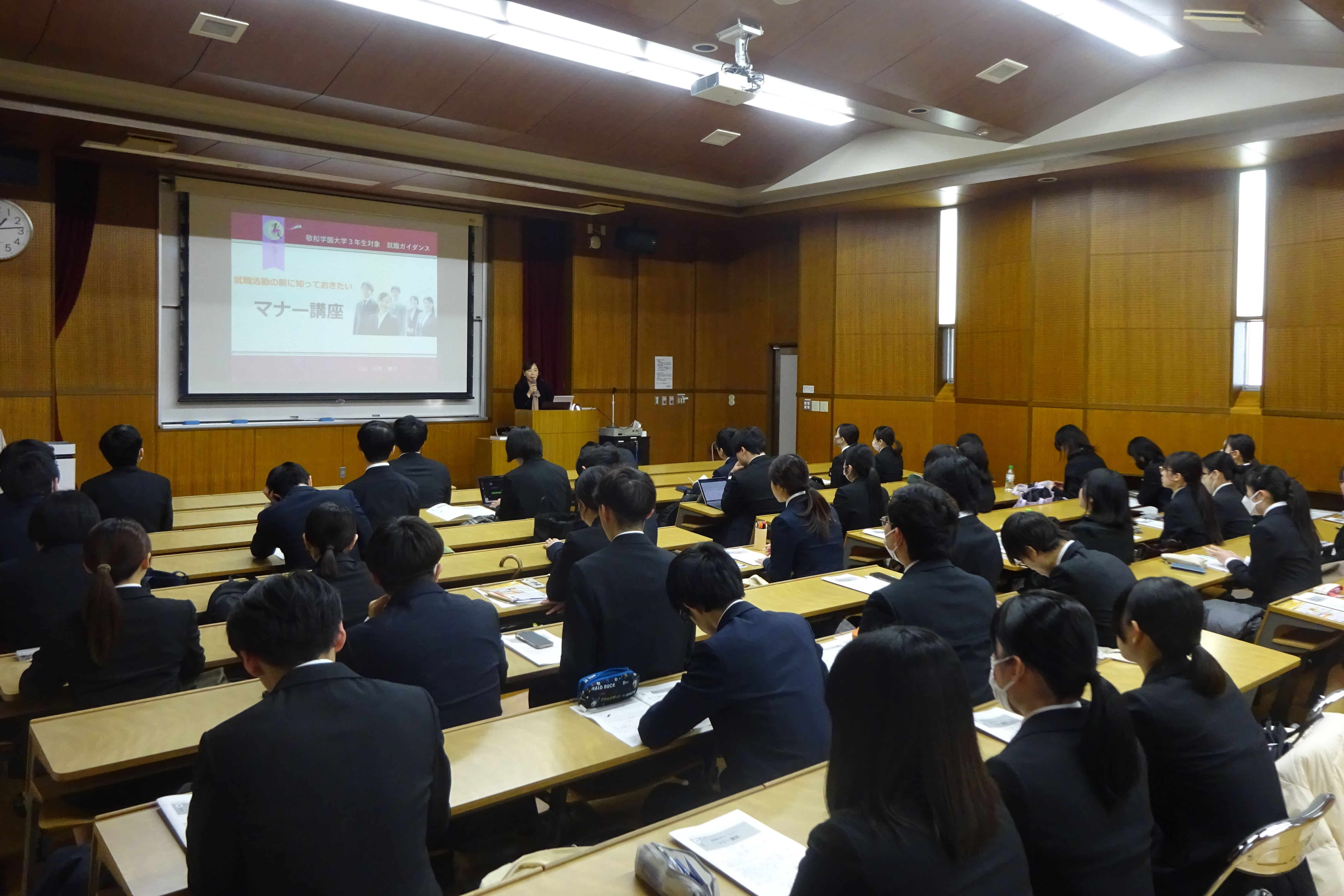 授業を通して社会人としてのマナーを教わる