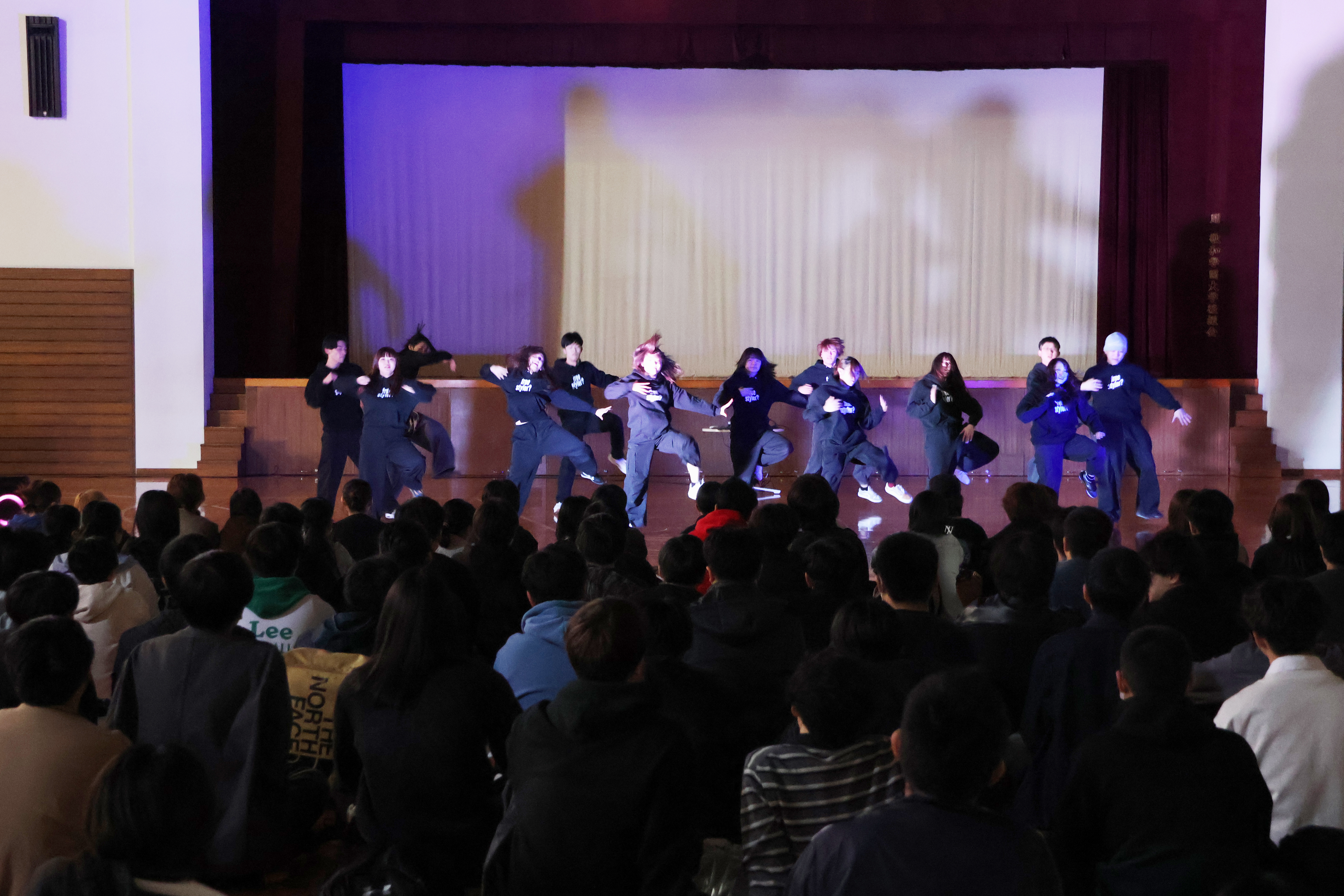 FREE STYLERS：迫力あるステップと弾ける笑顔で、会場を一気に明るいムードに！