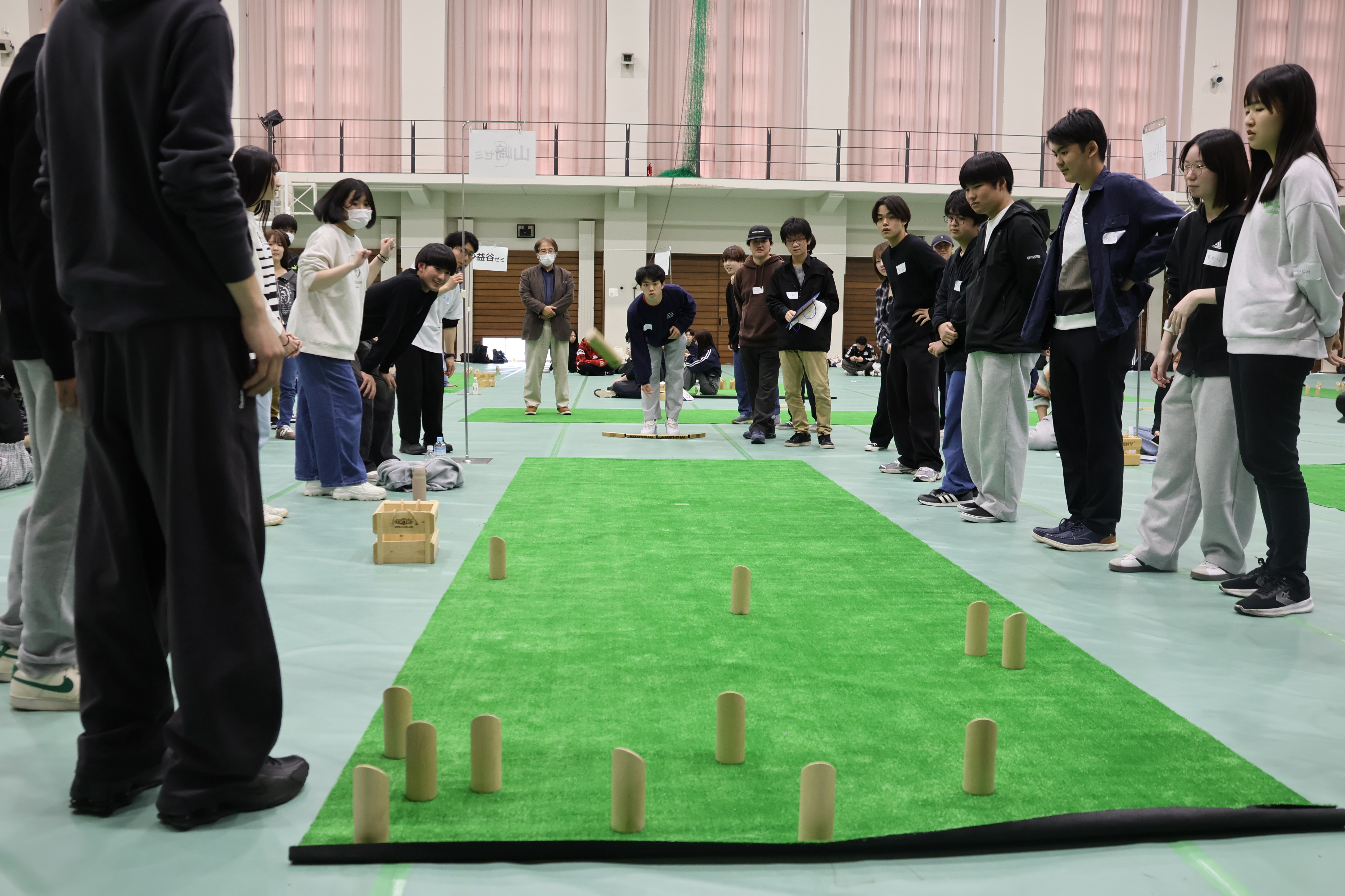 「ナイスモルックー！」と各コートから大歓声が