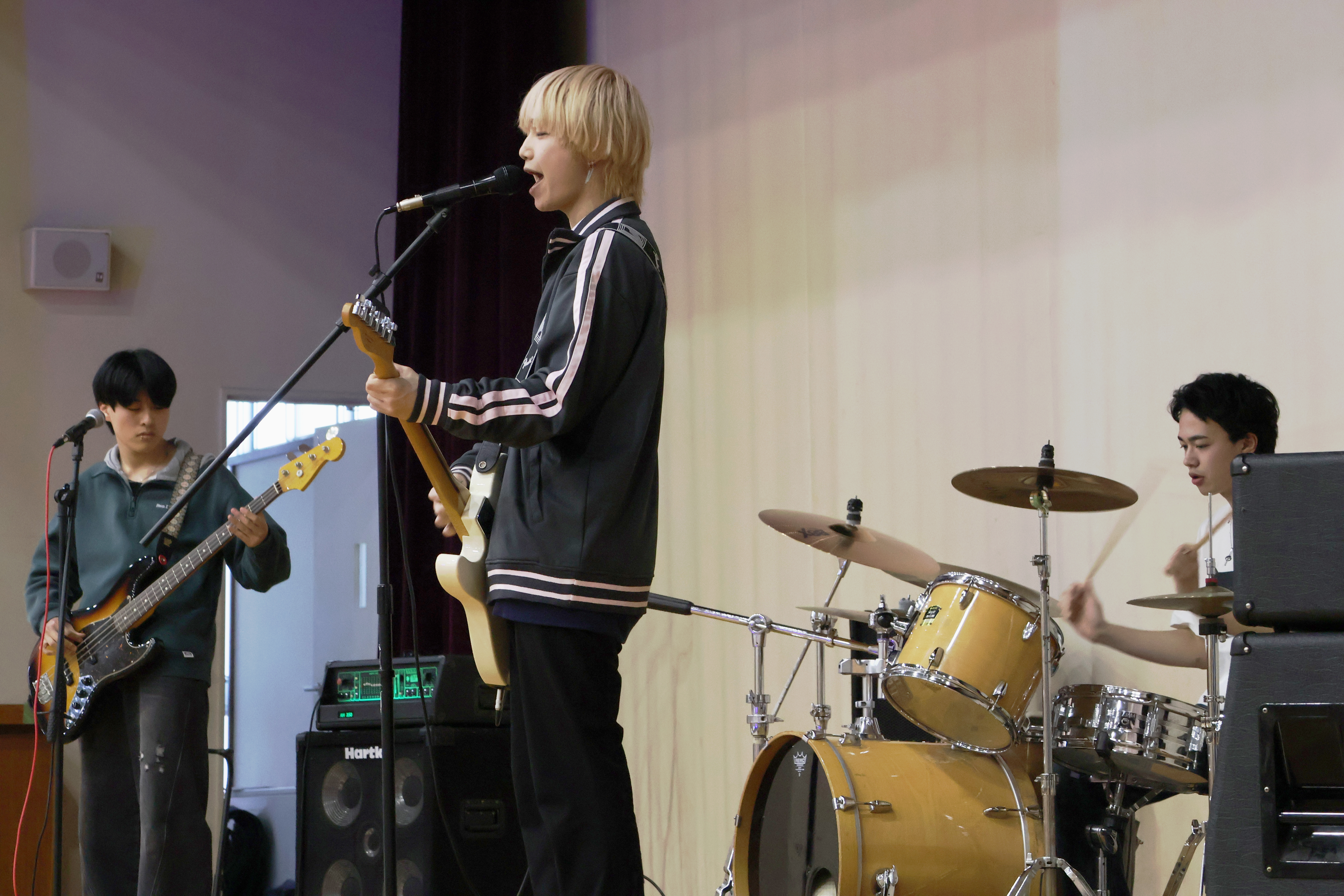 軽音楽部：自然と手拍子が起こり、会場の温度をぐっと上げてくれました。
