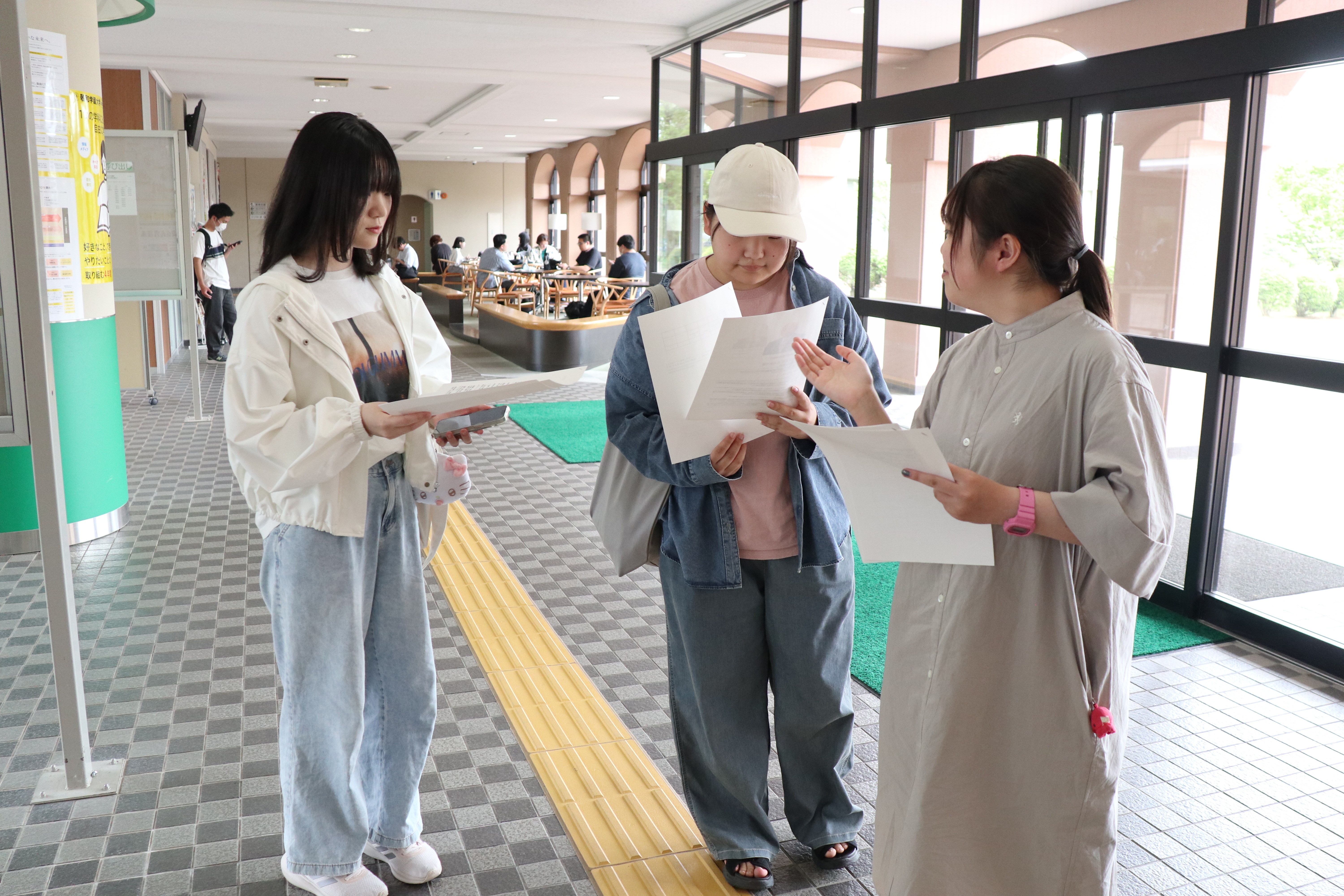 選挙への関心を高めるため、資料の配布や希望者にはポイントの説明などを行いました