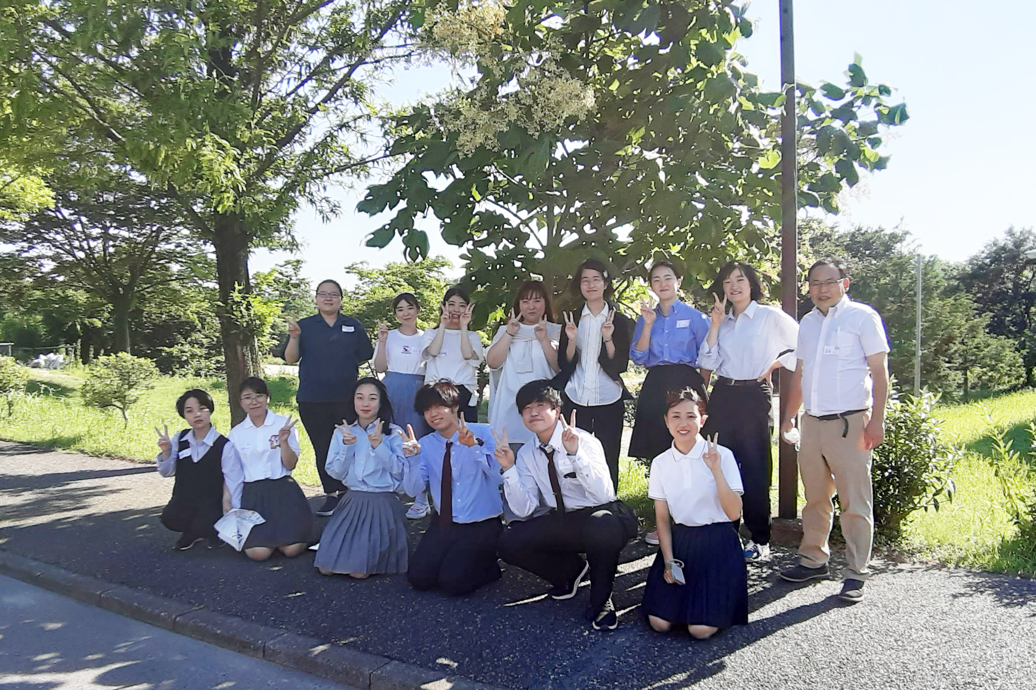 KPPは敬和学園高校と連携し平和を考えています、高校に植えられたアオギリの前にて