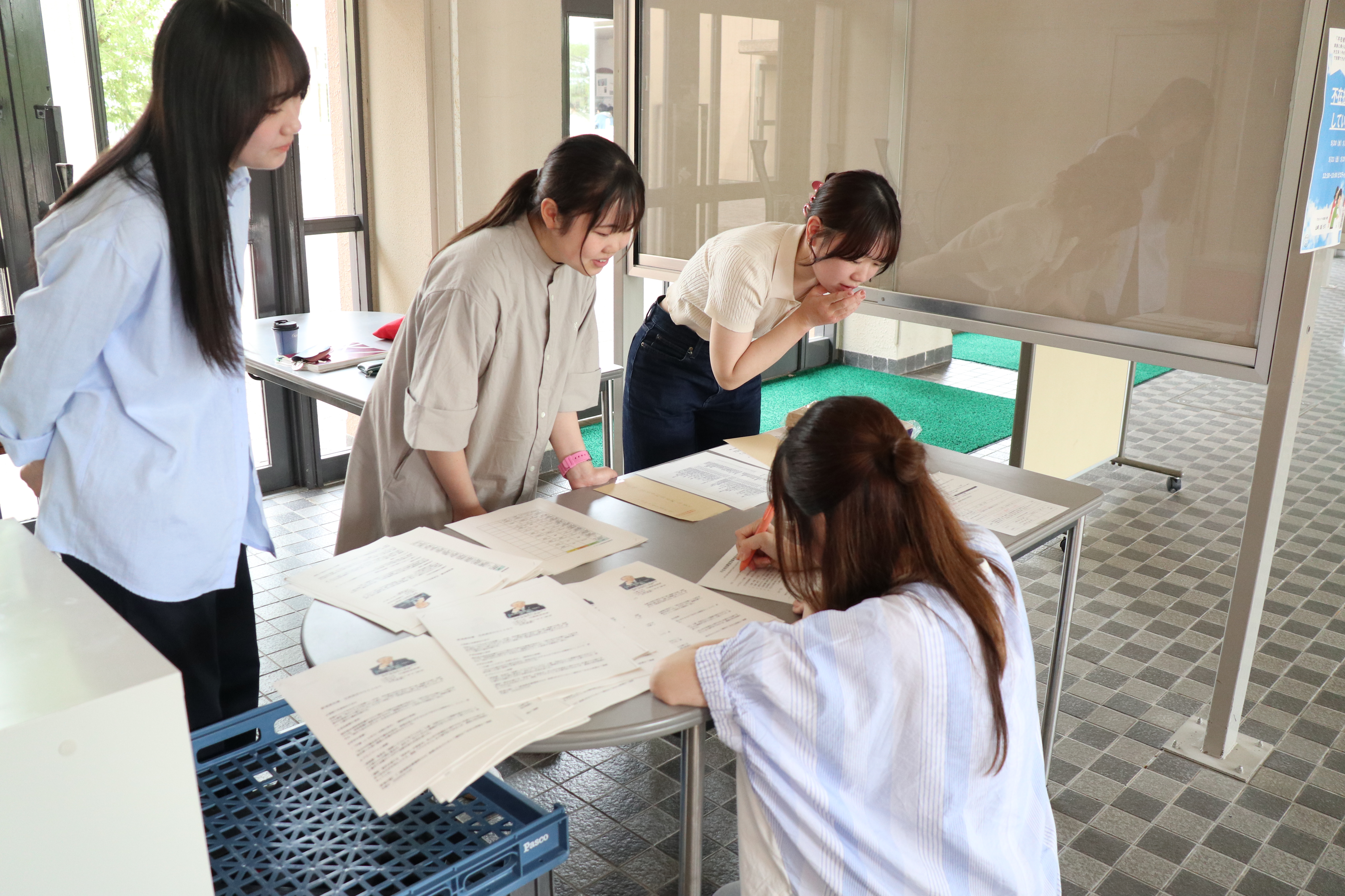 現在の住まいと住民票が離れている学生のために、不在者投票請求のお手伝いをしました