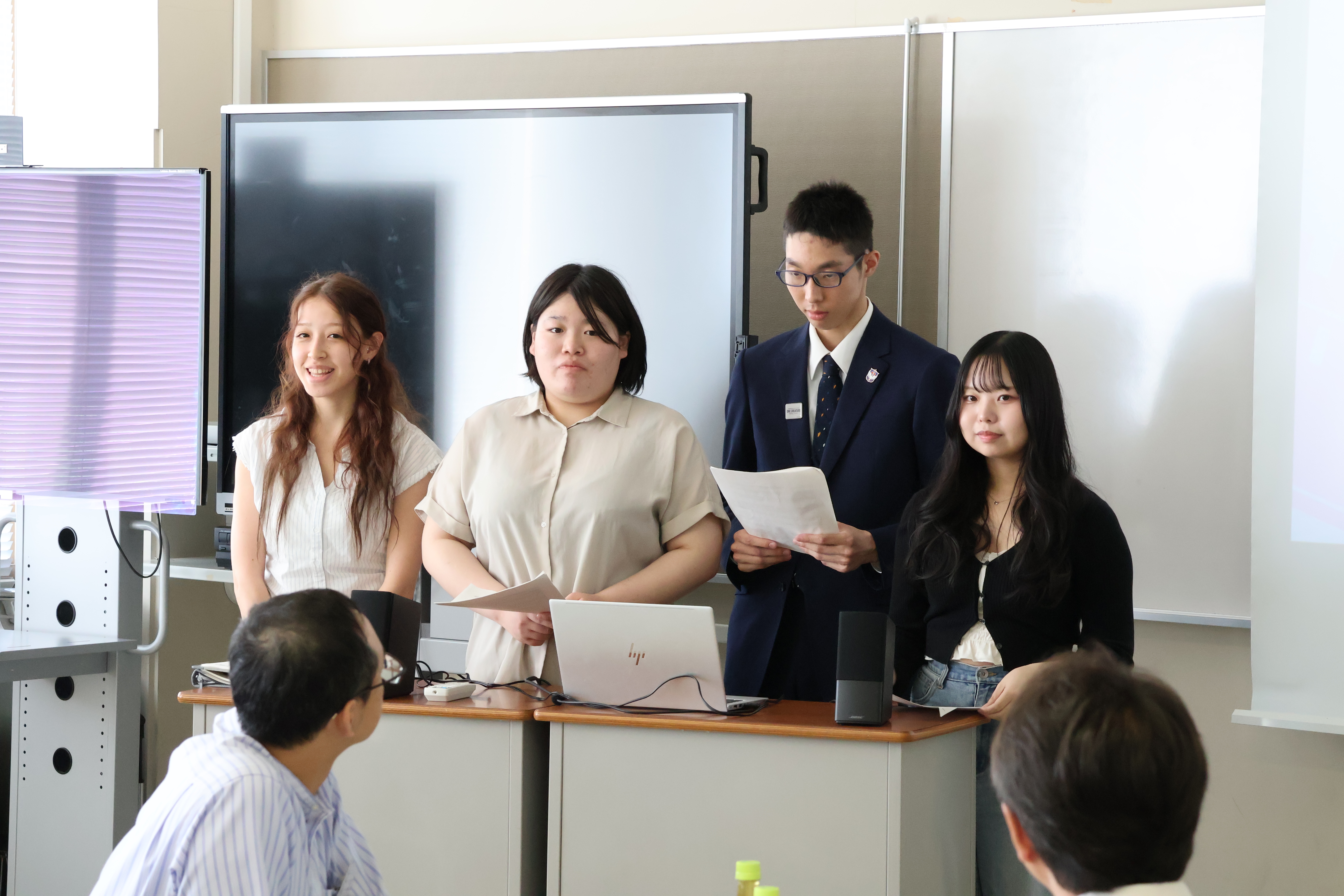 学生による実践活動発表：「こどもの権利保障に関する活動」と「こどもがつくる、こどものまち」について堂々とスピーチ。