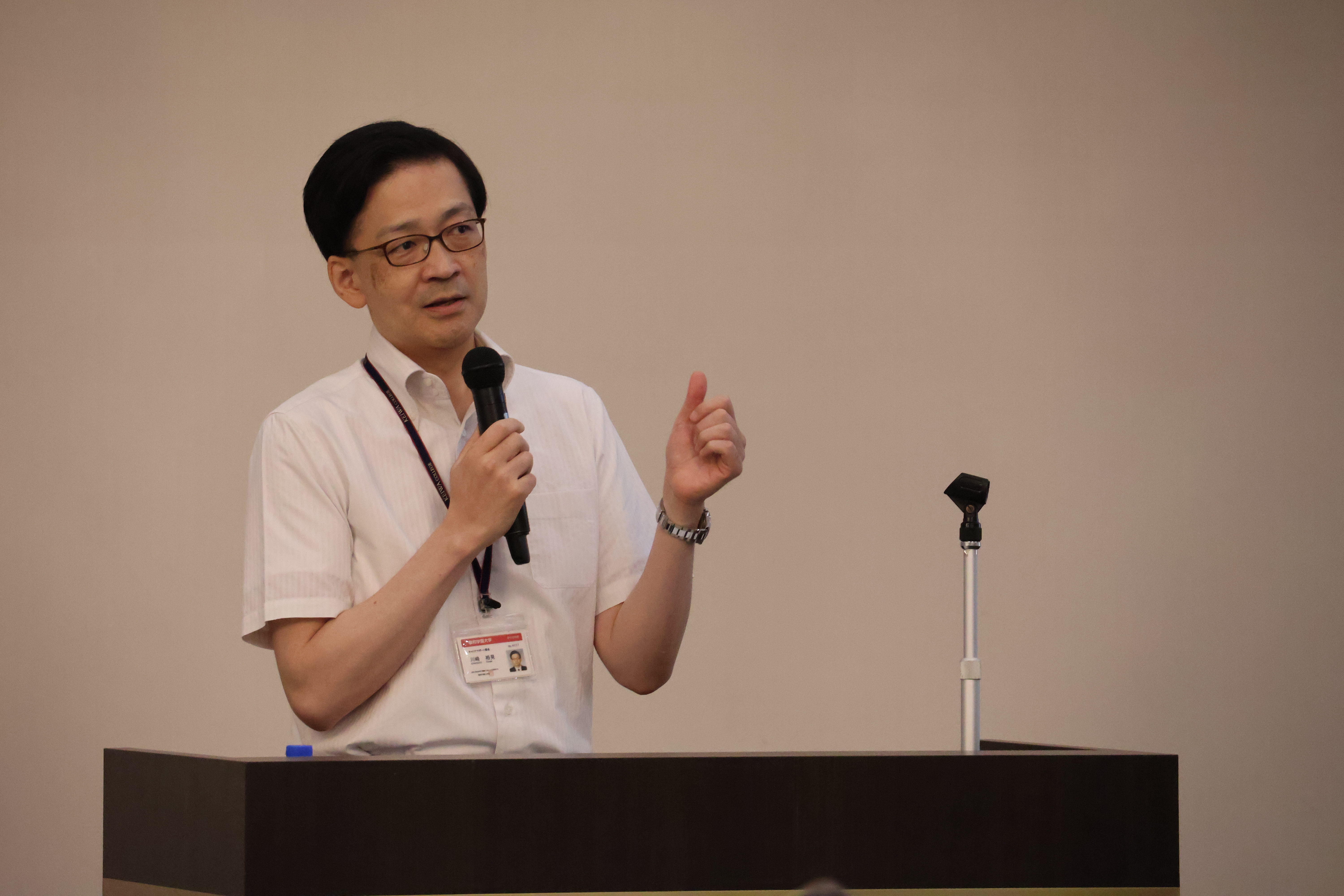 「敬和学園大学の就職指導について」を講演する川﨑就職委員長