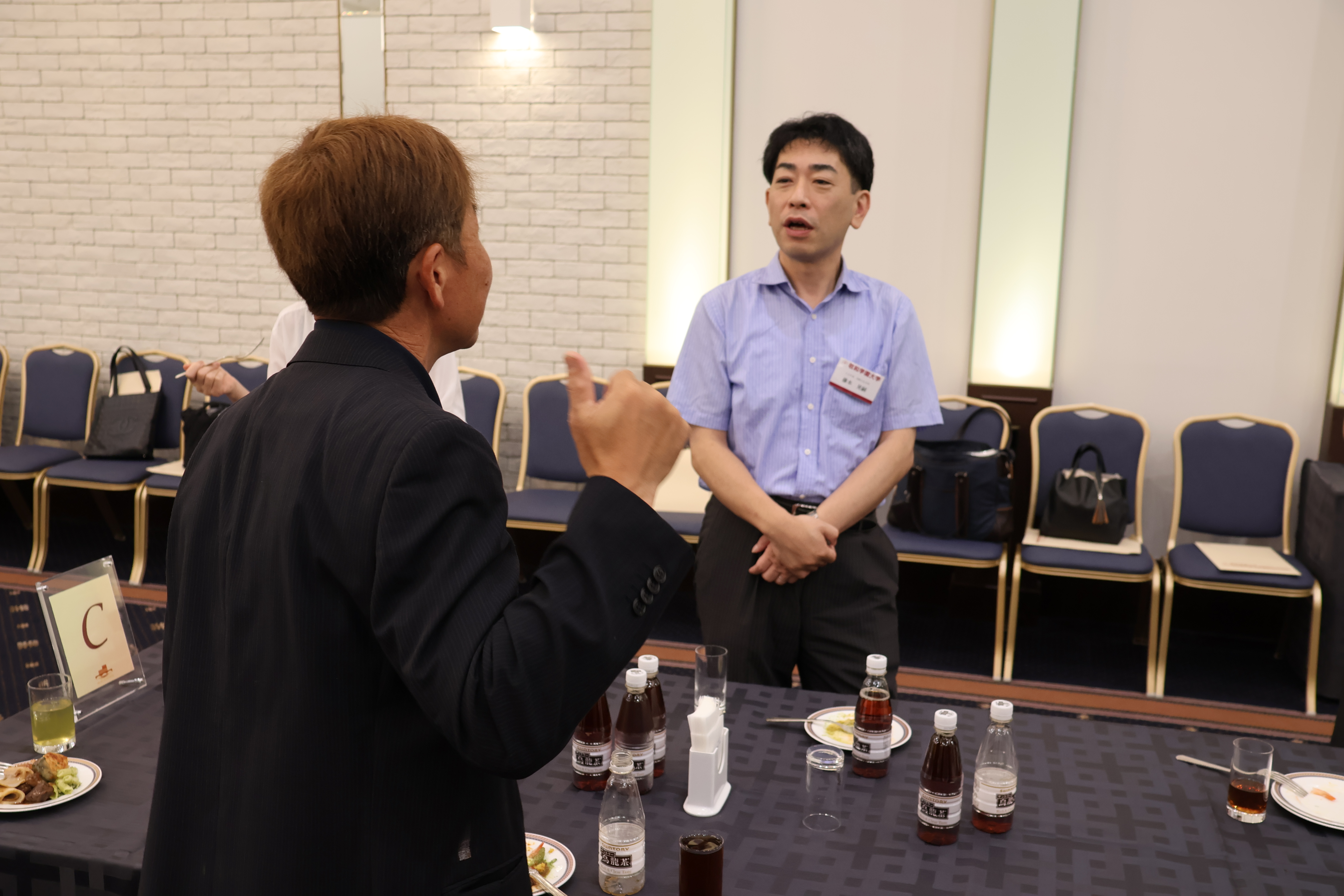 教員と保護者の皆さまが膝を突き合わせ、和やかな雰囲気の中で行われた個別懇談
