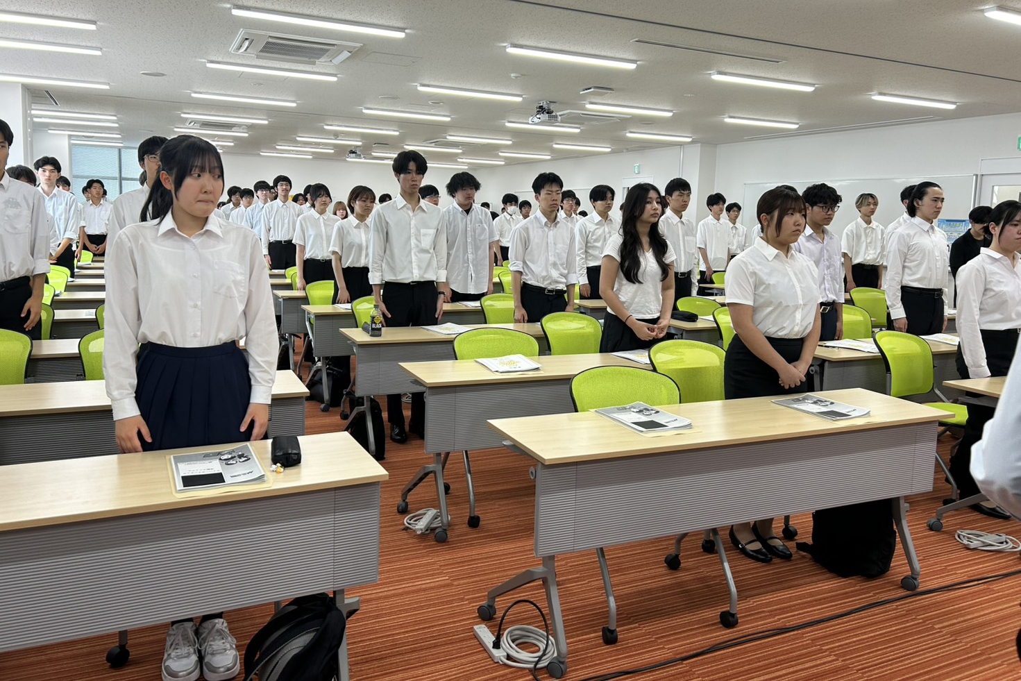 新潟県警の担当者から、サイバー犯罪の現状やボランティアの役割について説明を受ける学生たち