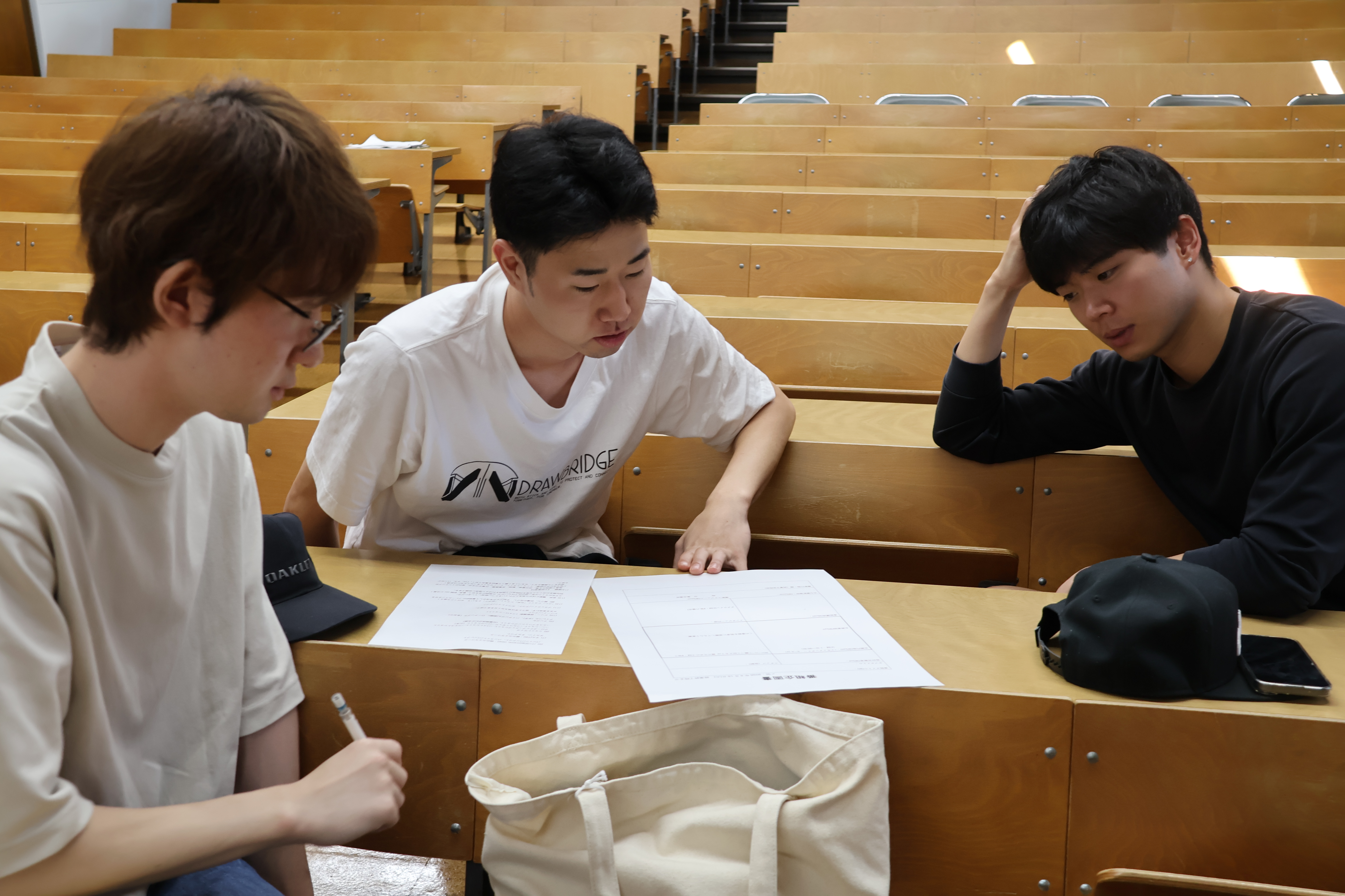 チームでアイデアを出し合い、企画書を作成