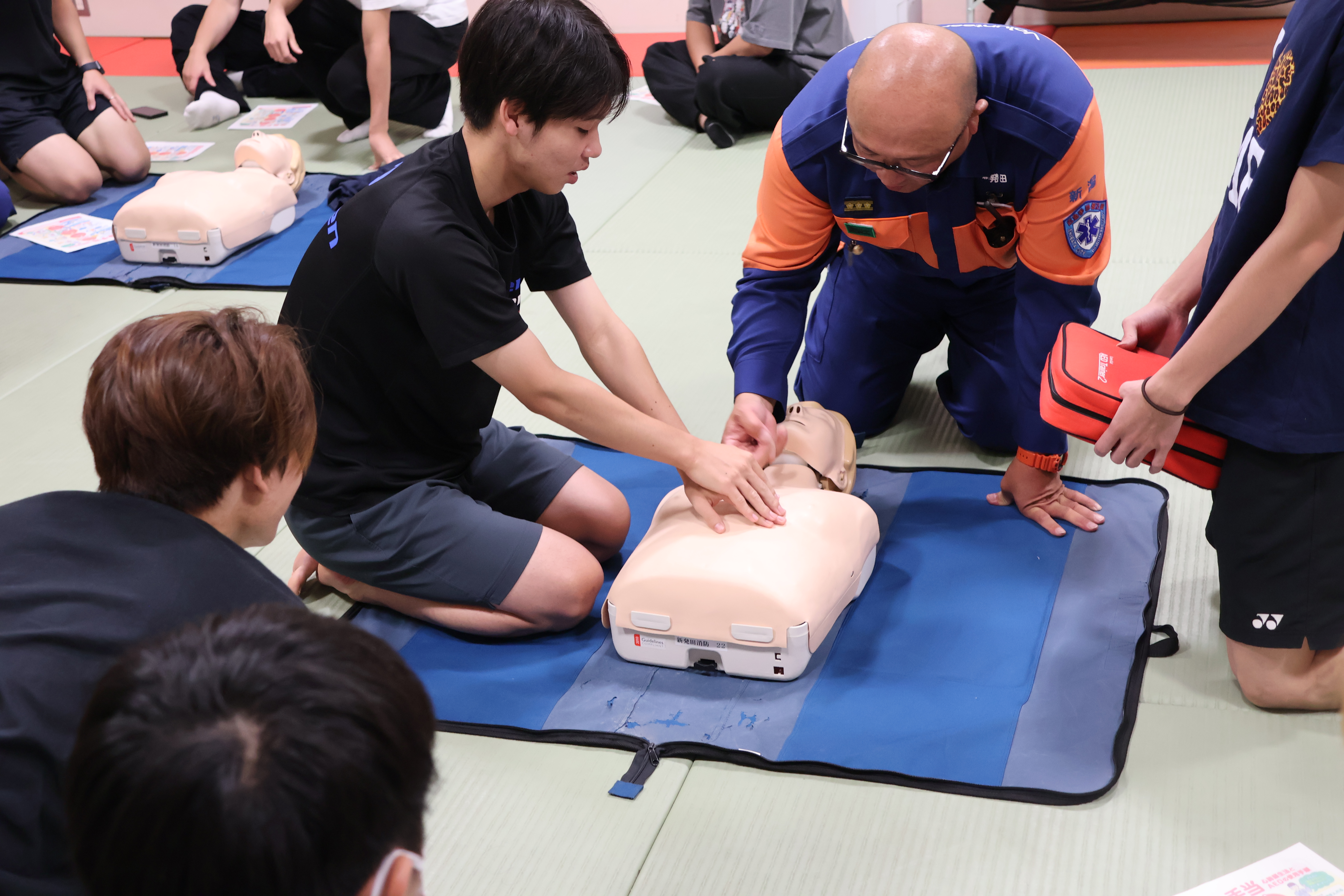 新発田市消防団さまより、ダミー人形を使って操作方法をご指導いただきました