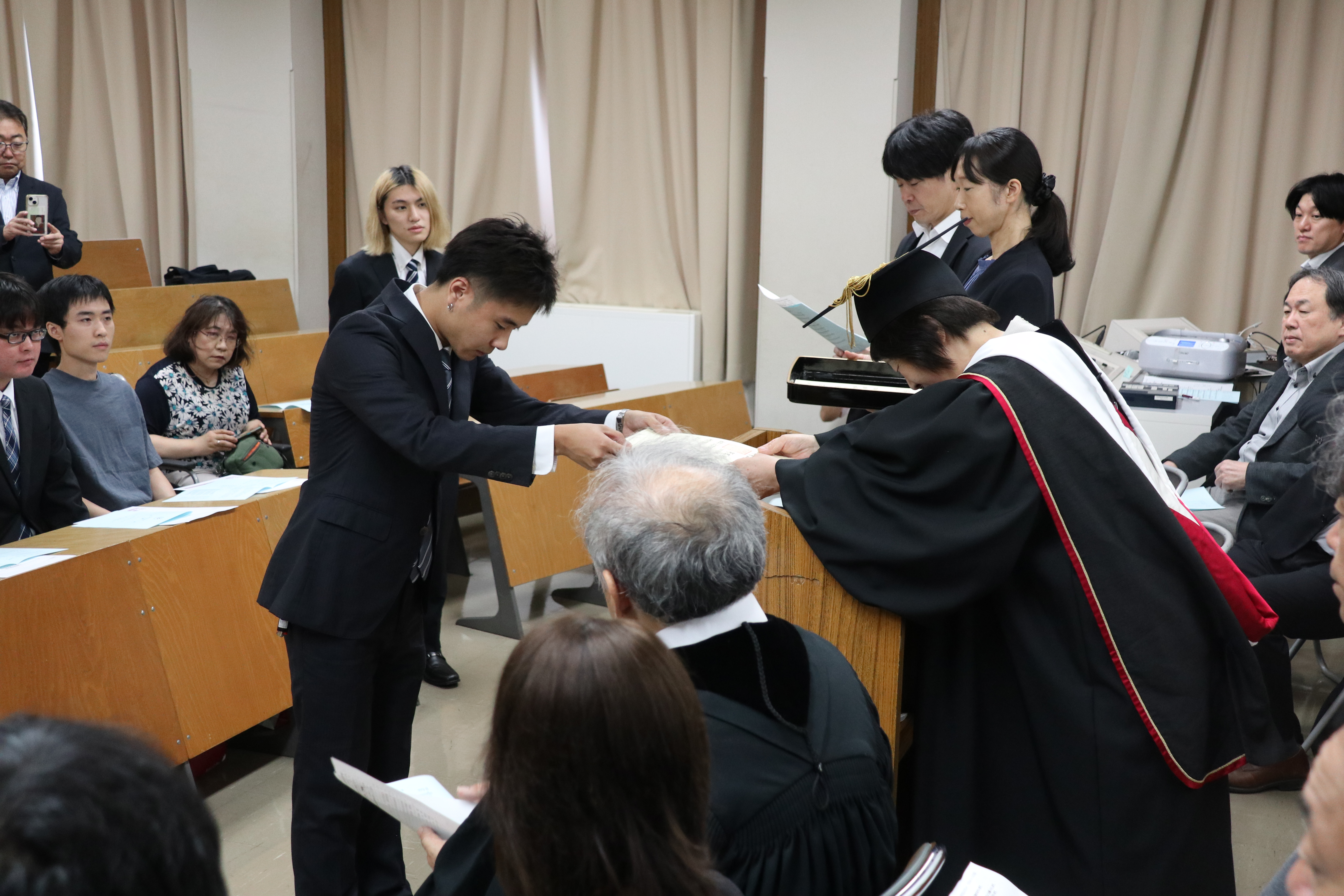 卒業生一人ひとりに学位記が手渡されました
