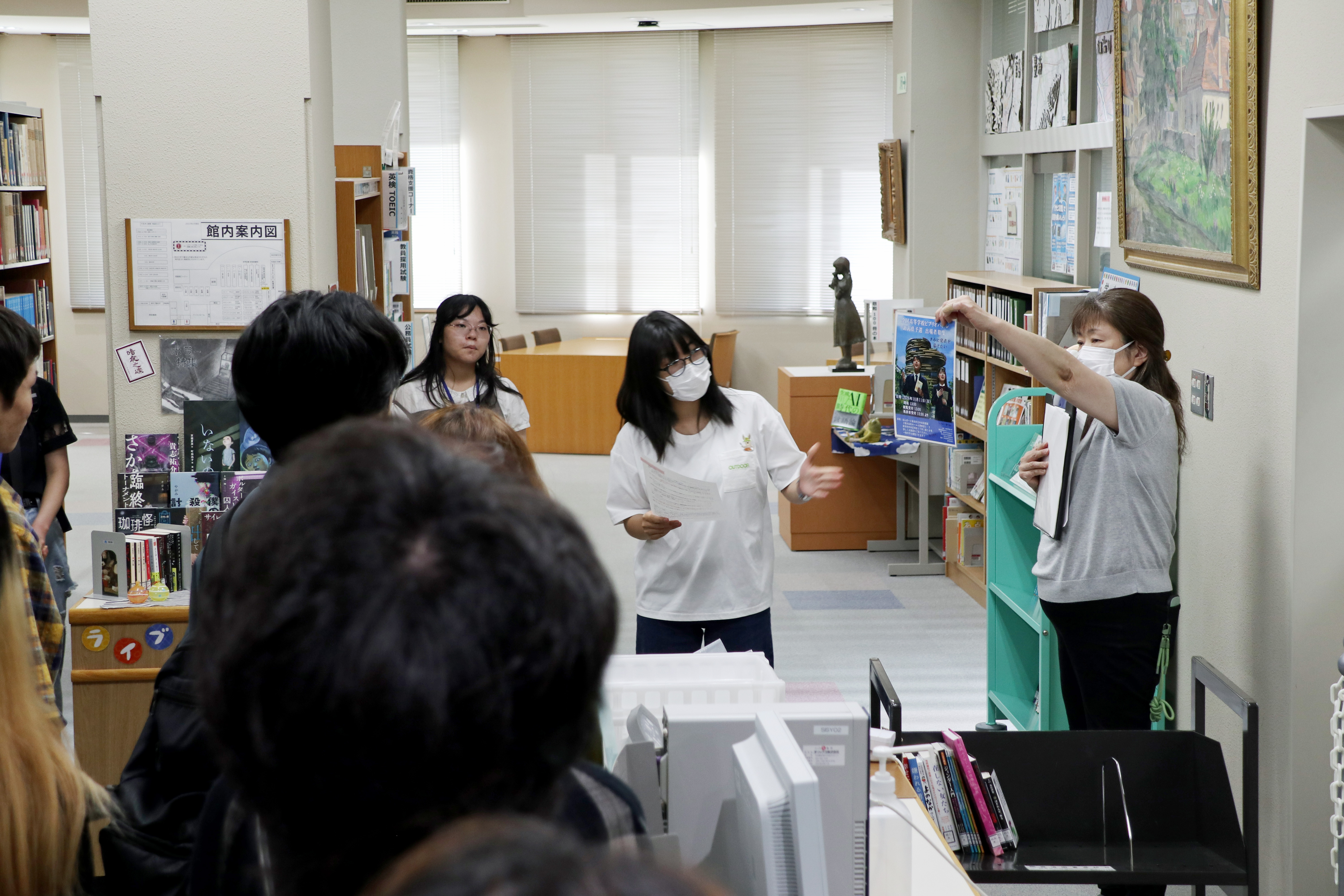 図書館では、館内を回りながら図書館の活用方法を説明