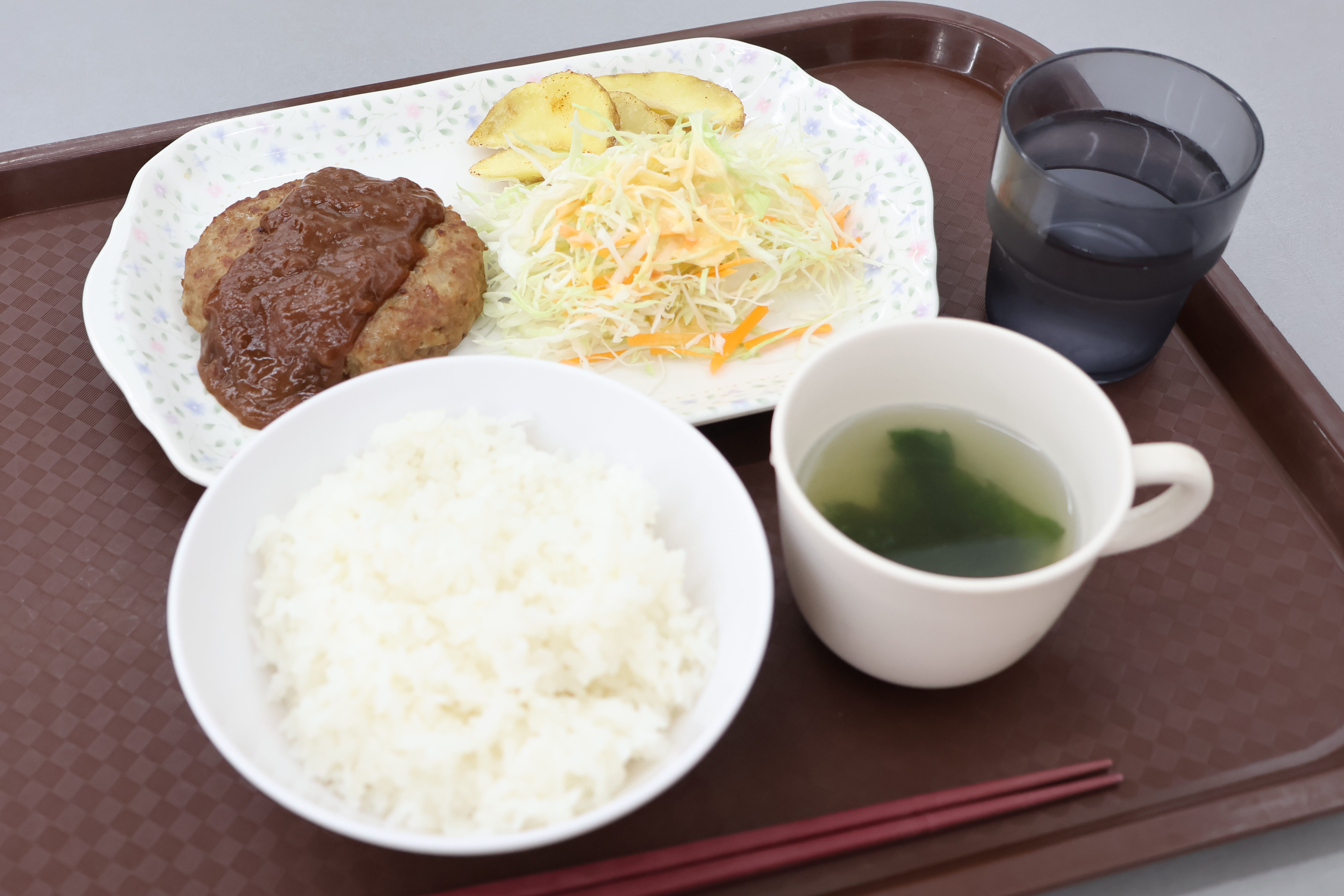 本日の日替わり定食はハンバーグ定食