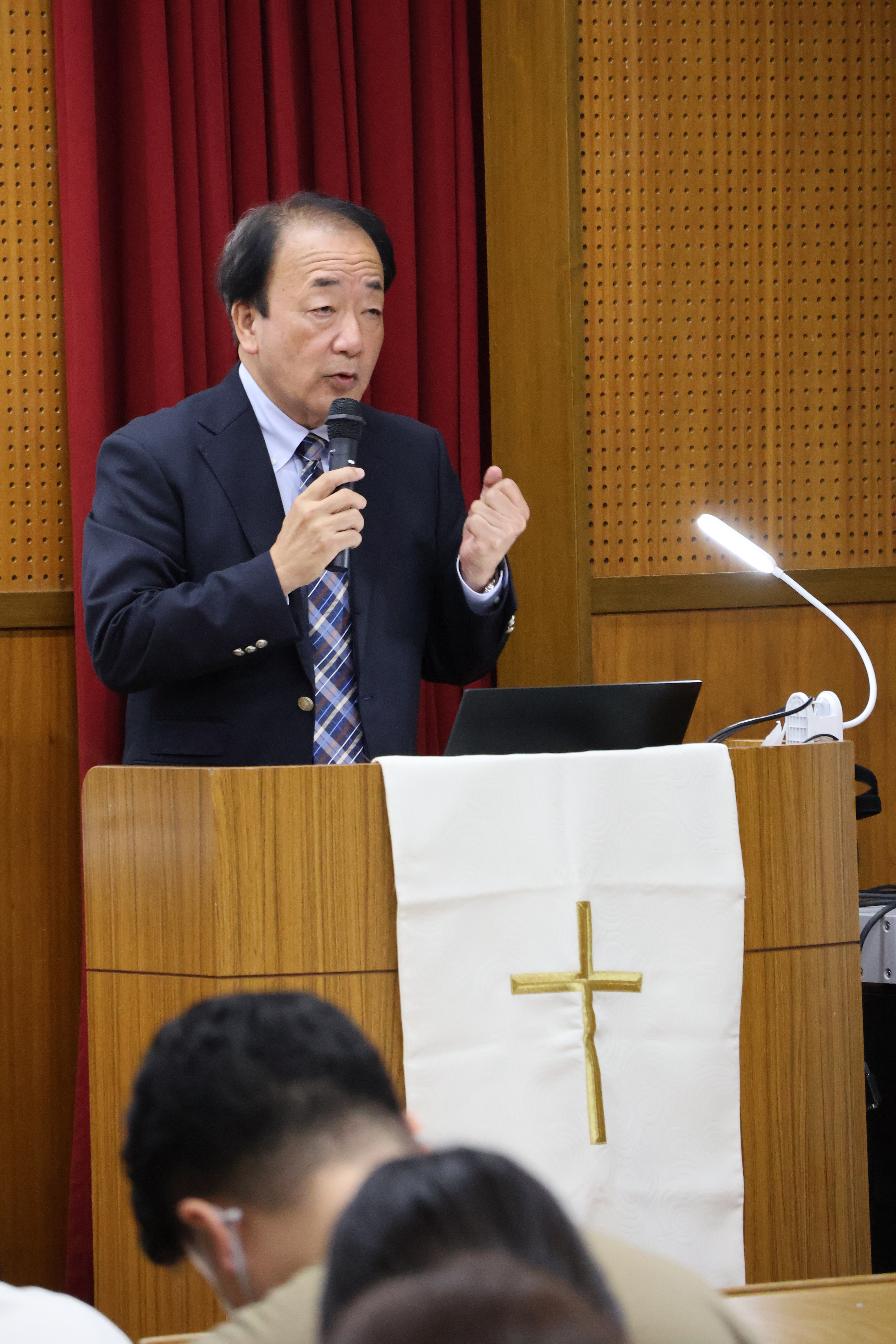 平和の主にならいて