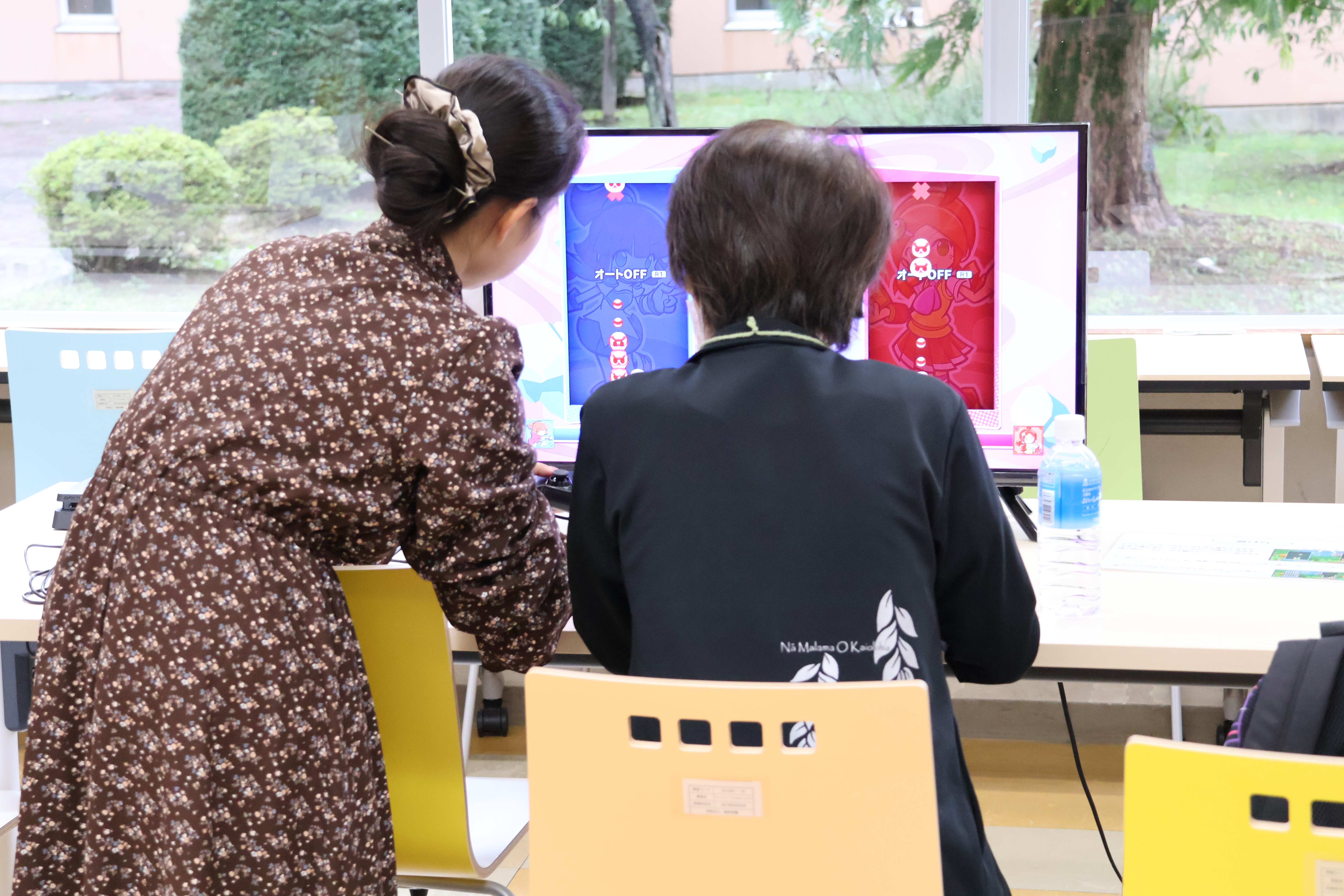 学生たちが寄り添いゲームのやり方をレクチャー