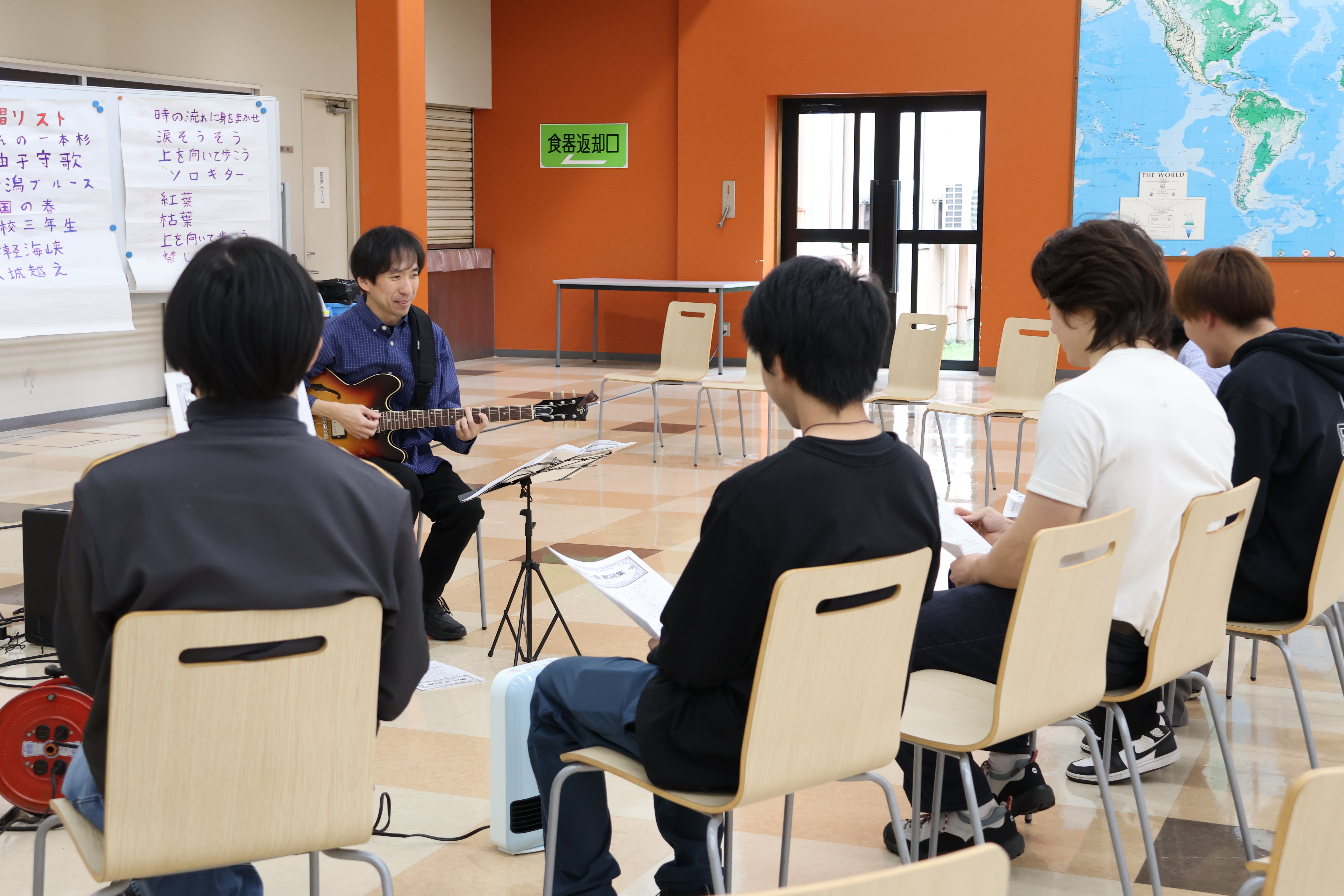 敬和学園大学卒業生であるプロギタリスト金井さんの演奏でカラオケ